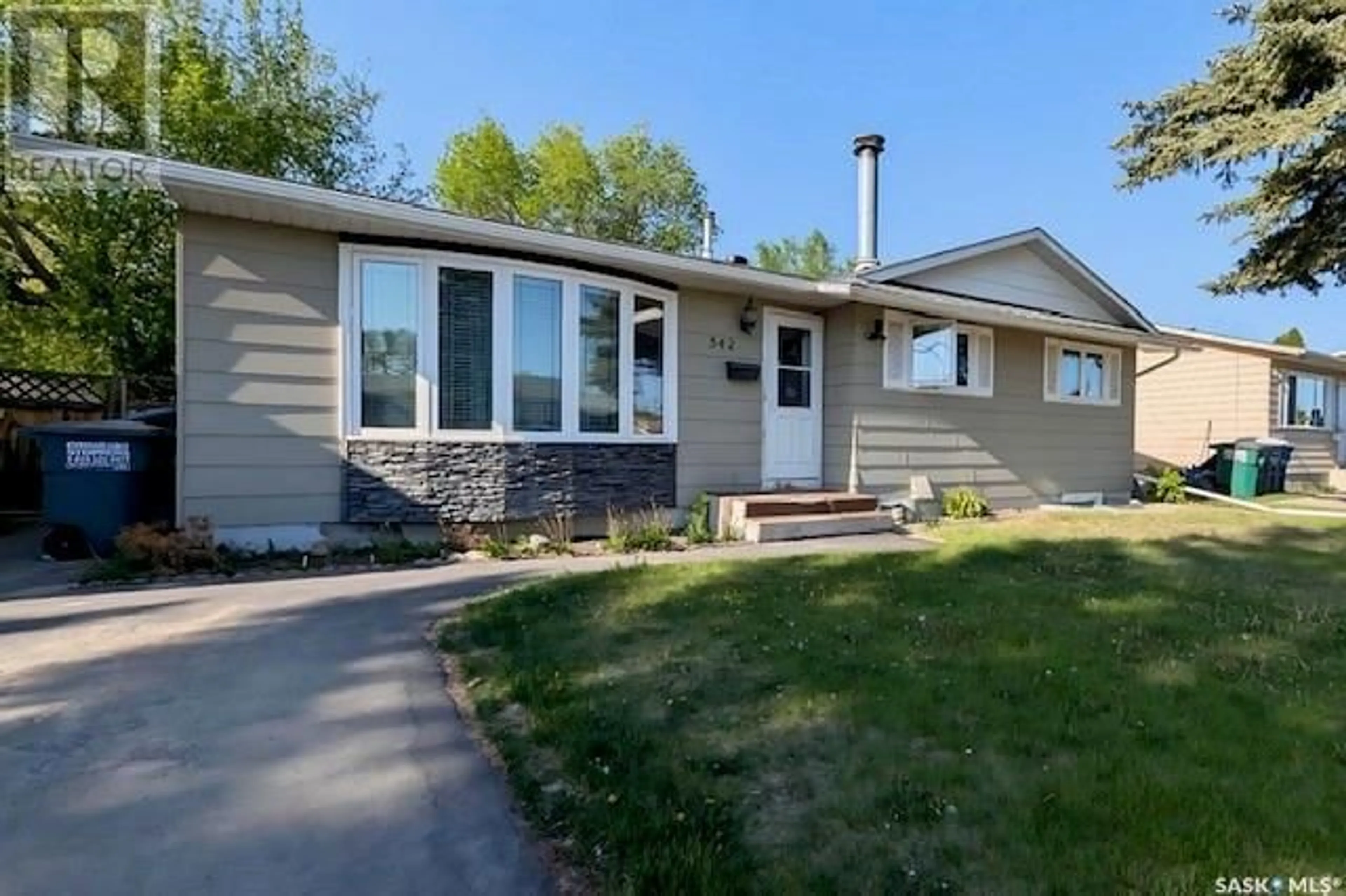 Home with vinyl exterior material, street for 542 FISHER CRESCENT, Saskatoon Saskatchewan S7L5S5