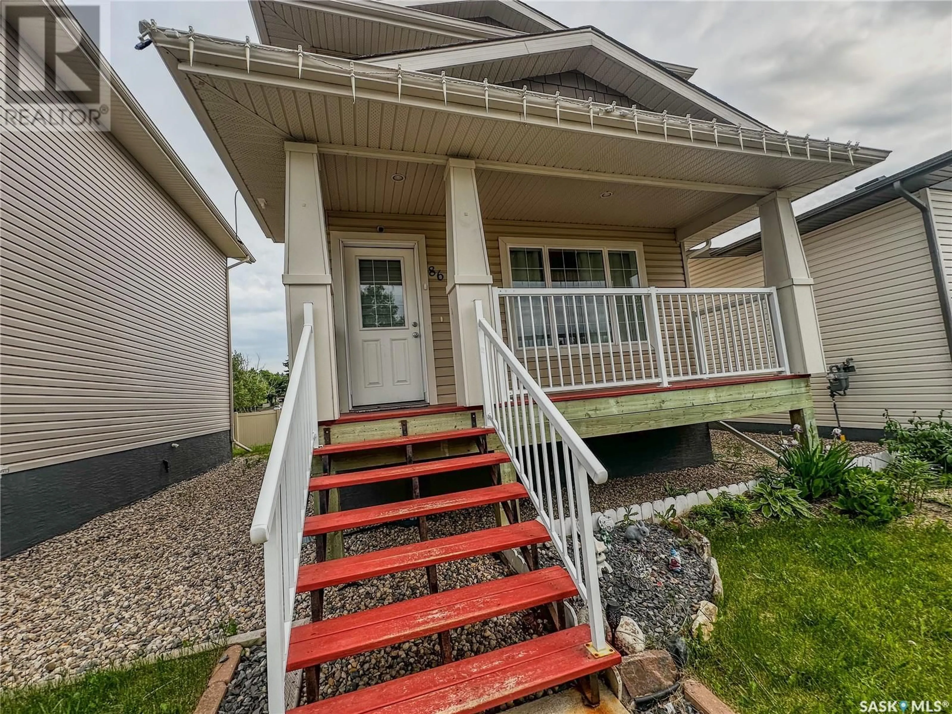 Home with vinyl exterior material, street for 86 CAMERON WAY, Yorkton Saskatchewan S3N4H2