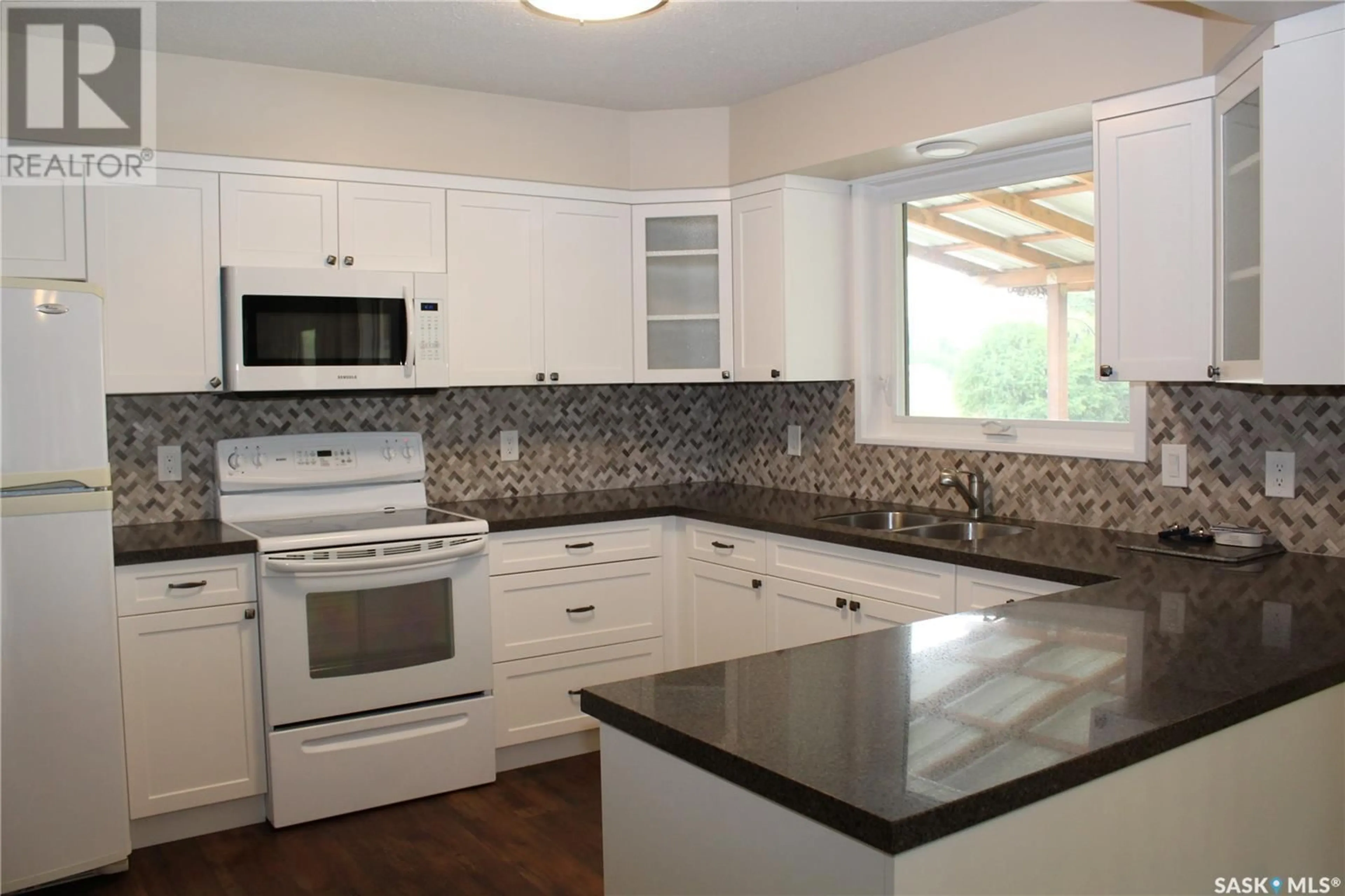 Standard kitchen, ceramic/tile floor for 618 2ND AVENUE, Cudworth Saskatchewan S0K1B0