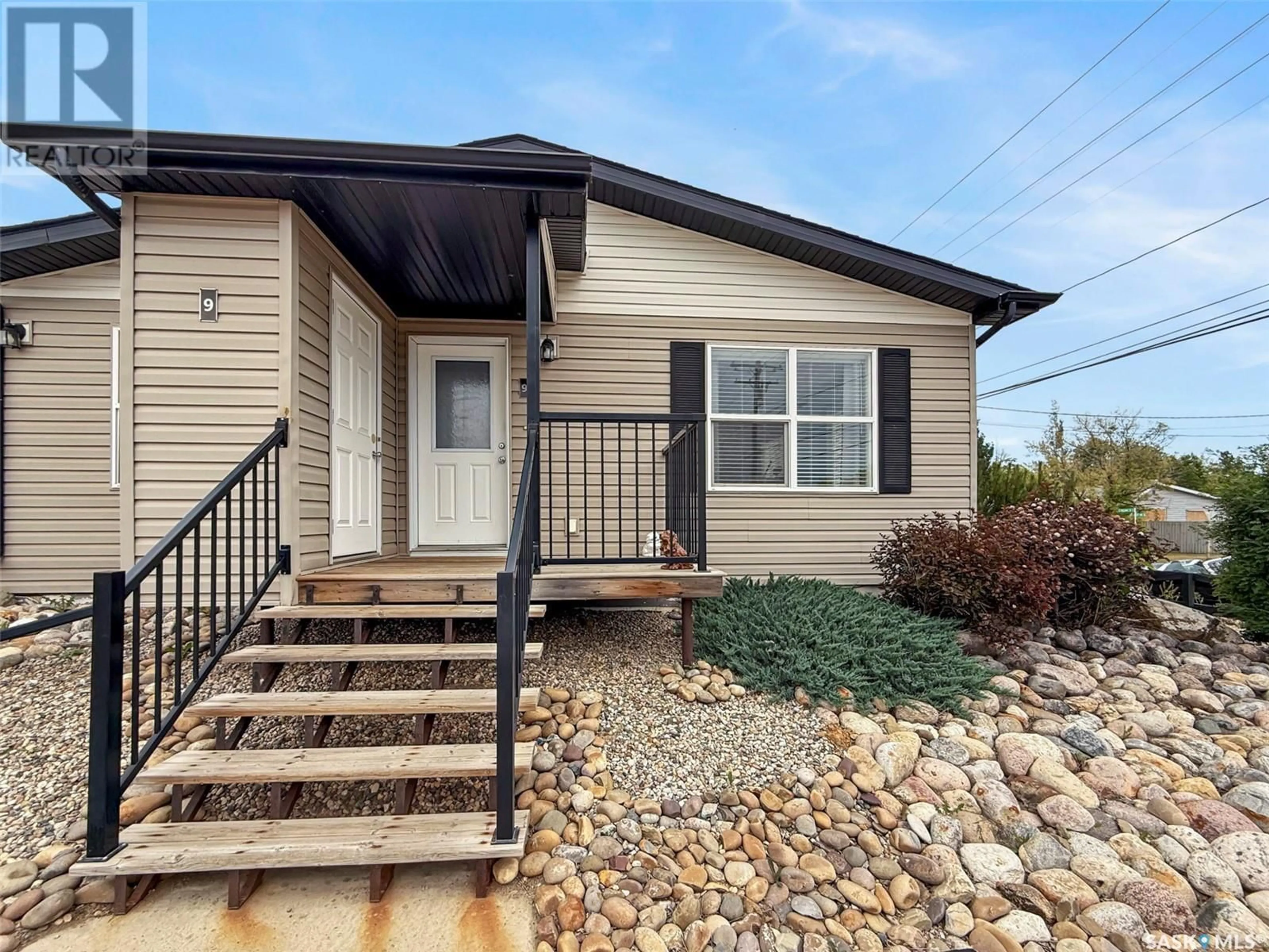 Home with vinyl exterior material, street for 9 - 1275 SOUTH RAILWAY STREET, Swift Current Saskatchewan S9H5P3