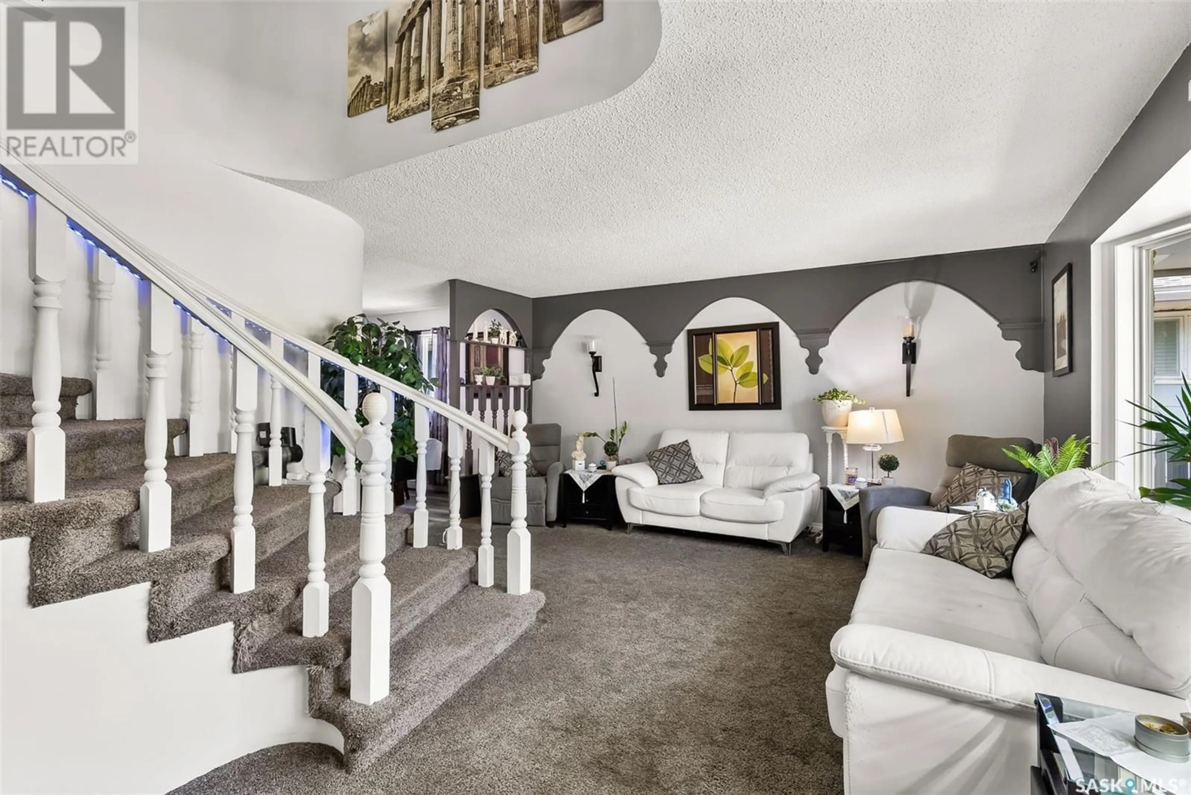 Indoor foyer for 346 DALGLIESH DRIVE, Regina Saskatchewan S4R7J3