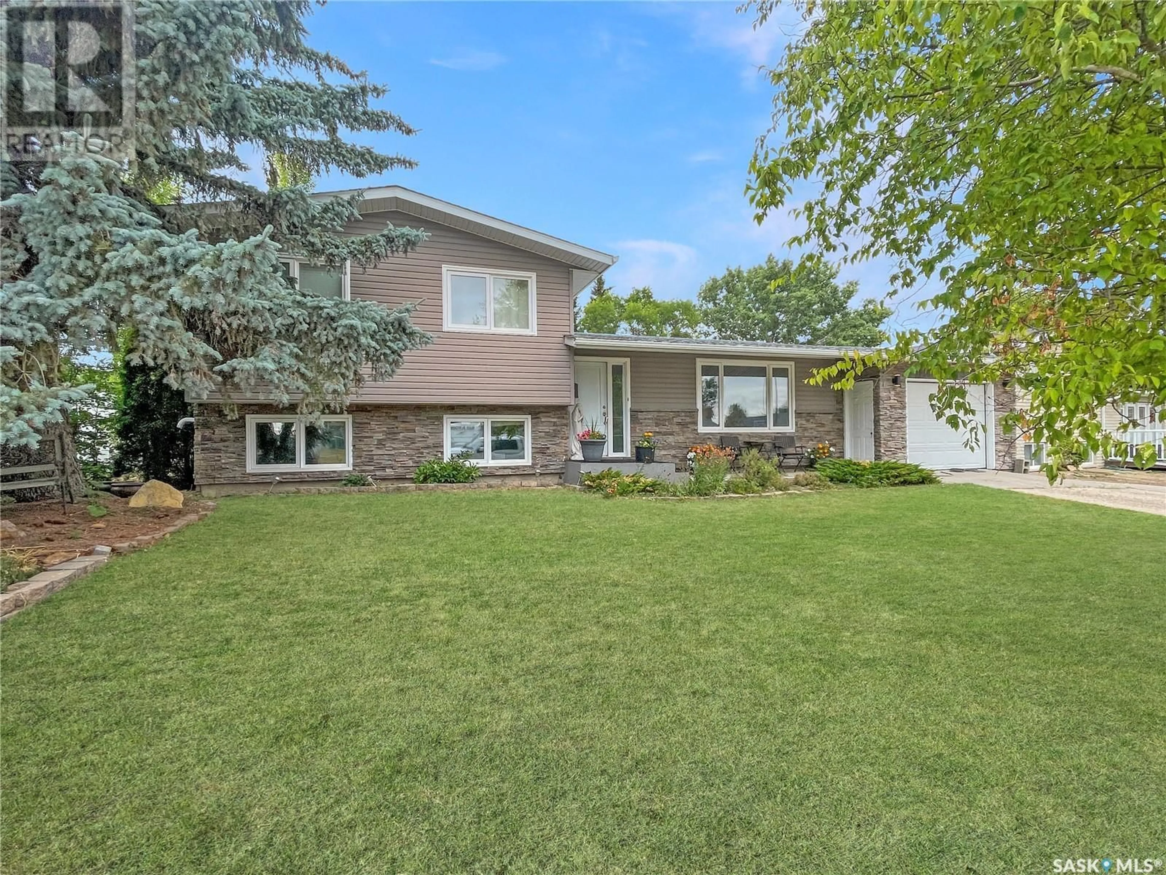 Home with vinyl exterior material, street for 52 MACDONALD CRESCENT, Swift Current Saskatchewan S9H1P4