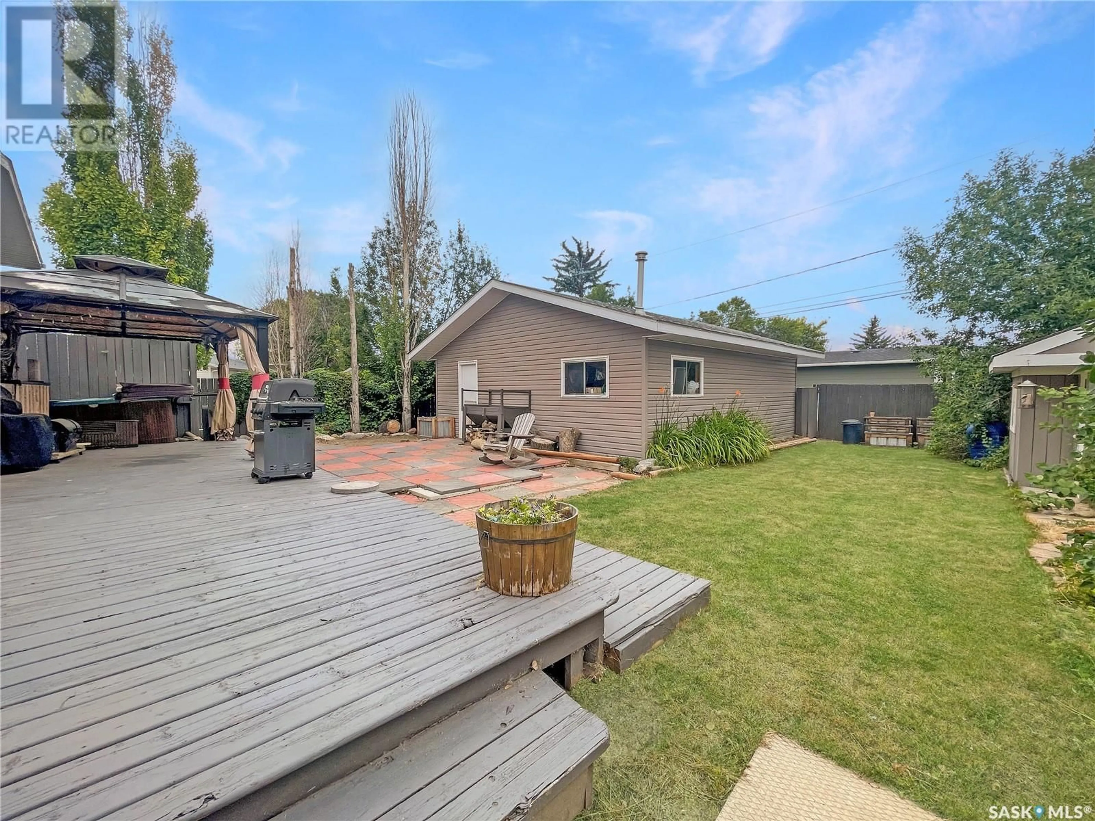 A pic from outside/outdoor area/front of a property/back of a property/a pic from drone, unknown for 52 MACDONALD CRESCENT, Swift Current Saskatchewan S9H1P4