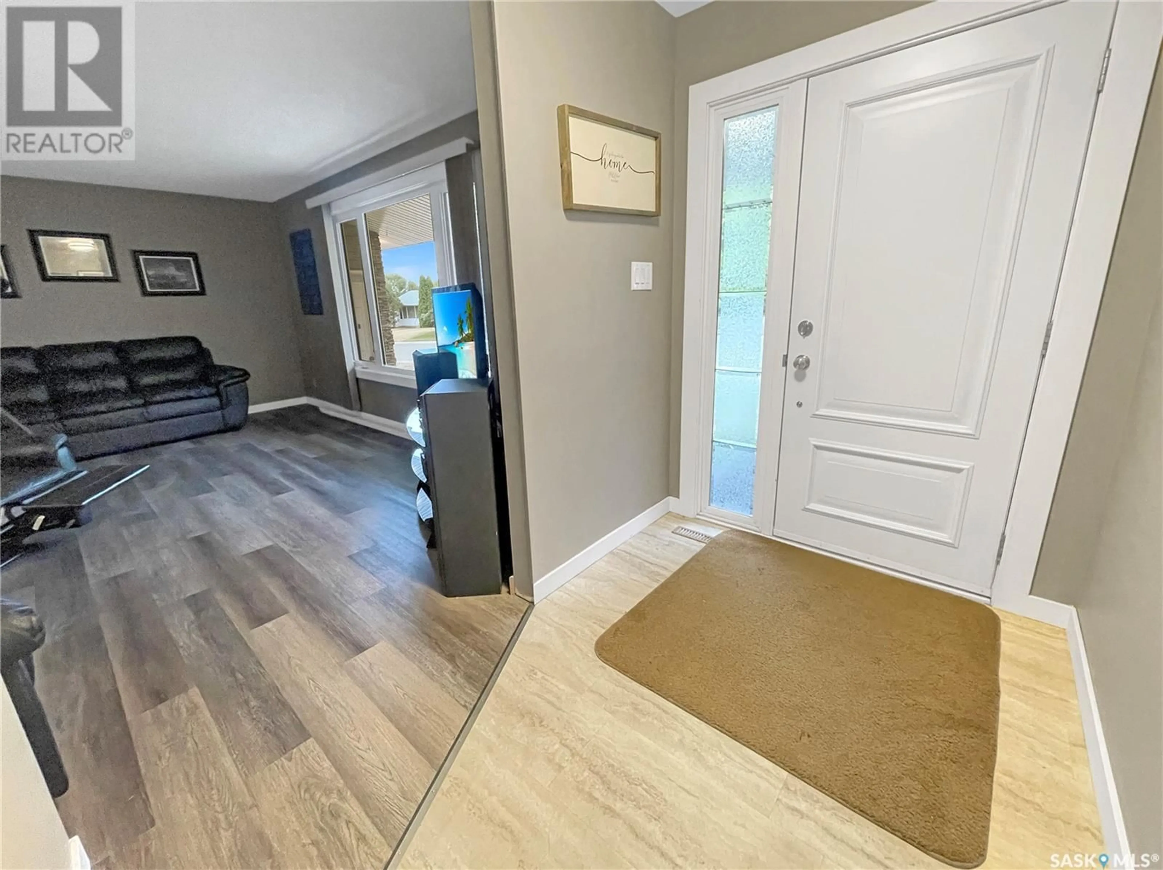 Indoor entryway for 52 MACDONALD CRESCENT, Swift Current Saskatchewan S9H1P4