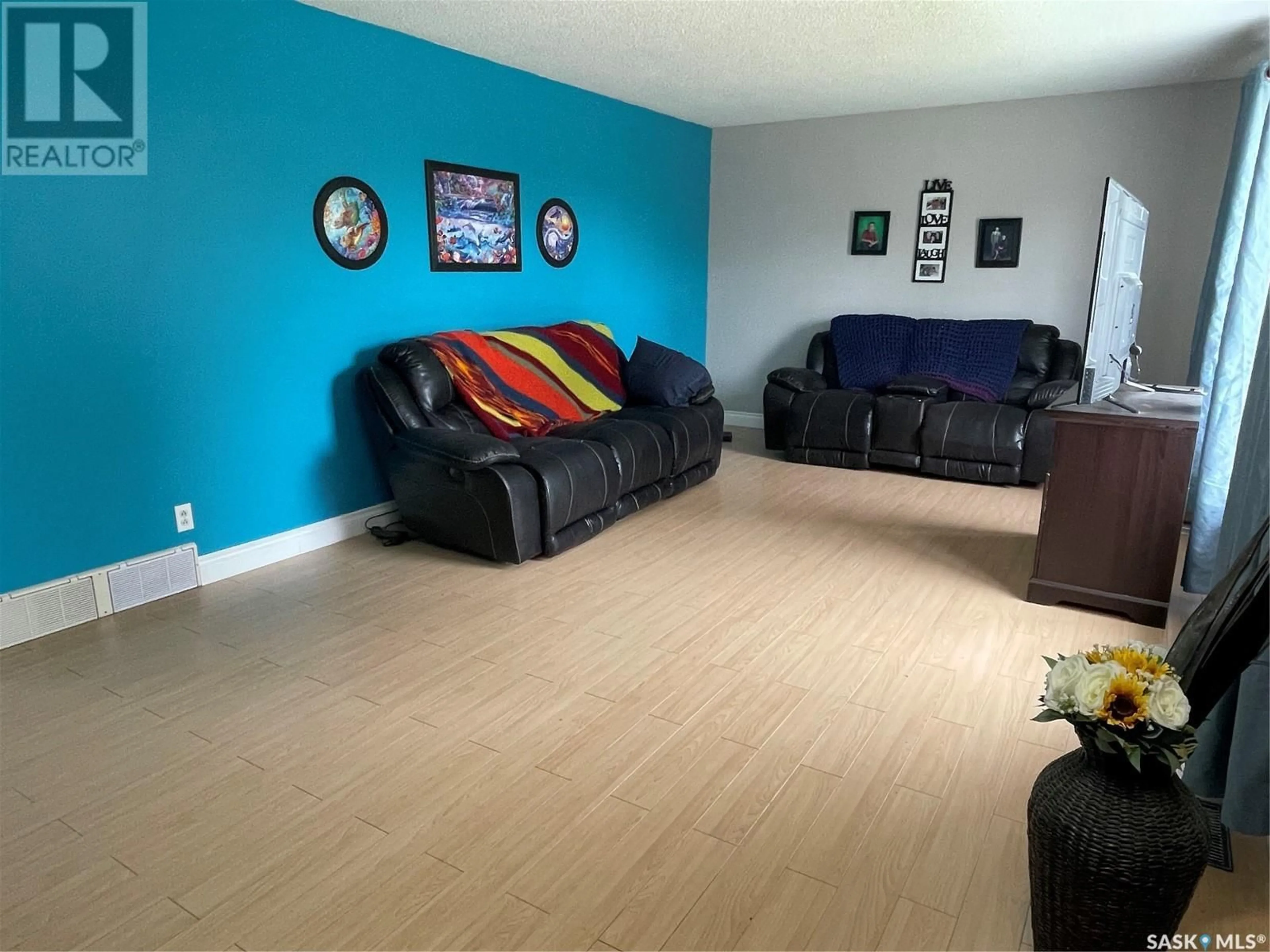 Living room with furniture, wood/laminate floor for 521 TIVERTON AVENUE, Torquay Saskatchewan S0C2L0