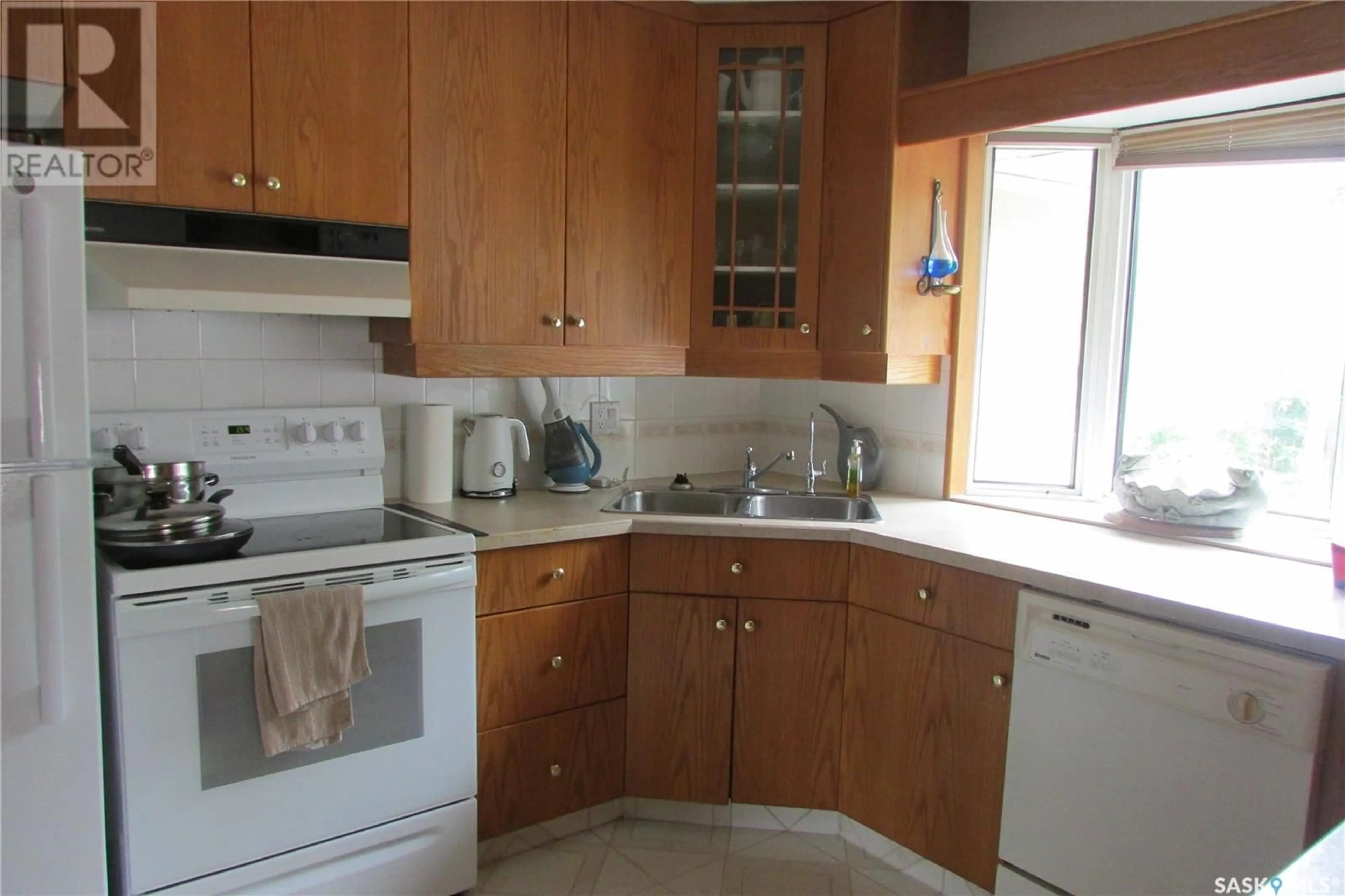 Standard kitchen, unknown for 20 MONTGOMERY ROAD, Regina Saskatchewan S4S5C4