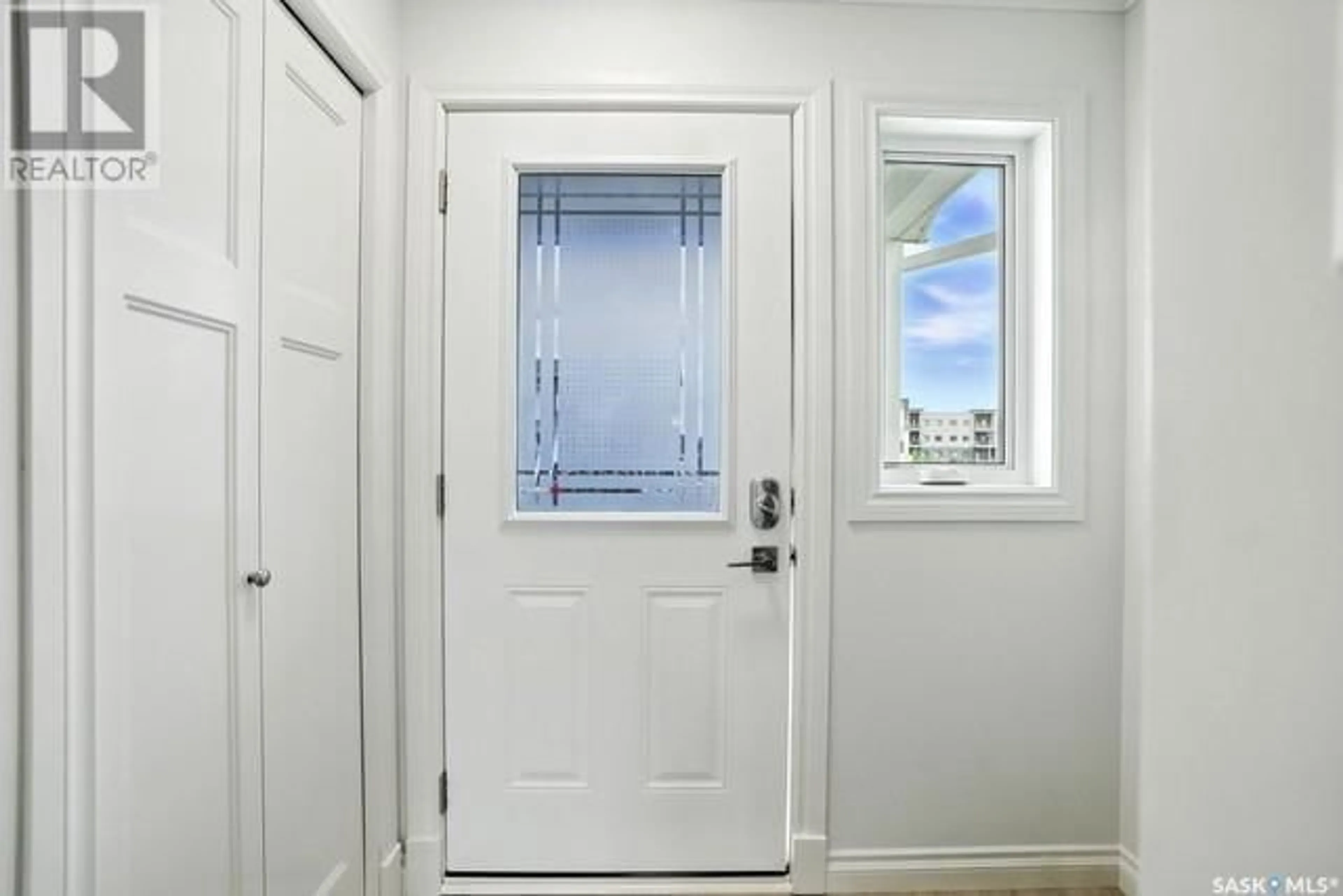 Indoor entryway for 302 225 HASSARD CLOSE, Saskatoon Saskatchewan S7L2W8