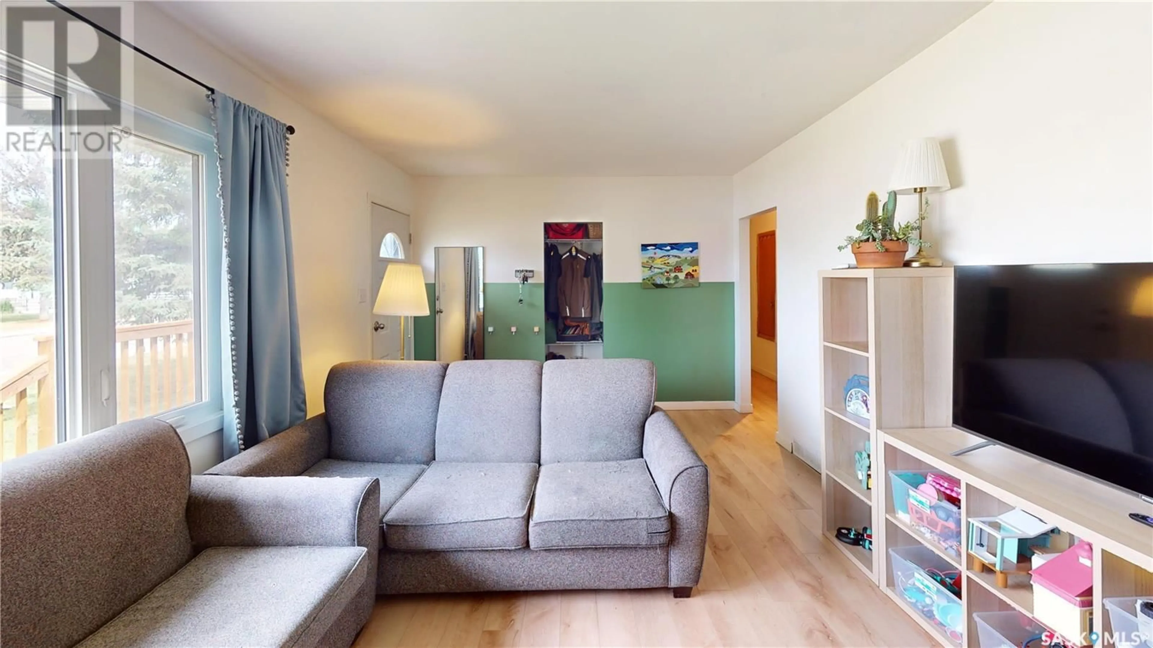 Living room with furniture, wood/laminate floor for 722 WELDON AVENUE, Saskatoon Saskatchewan S7M2V2