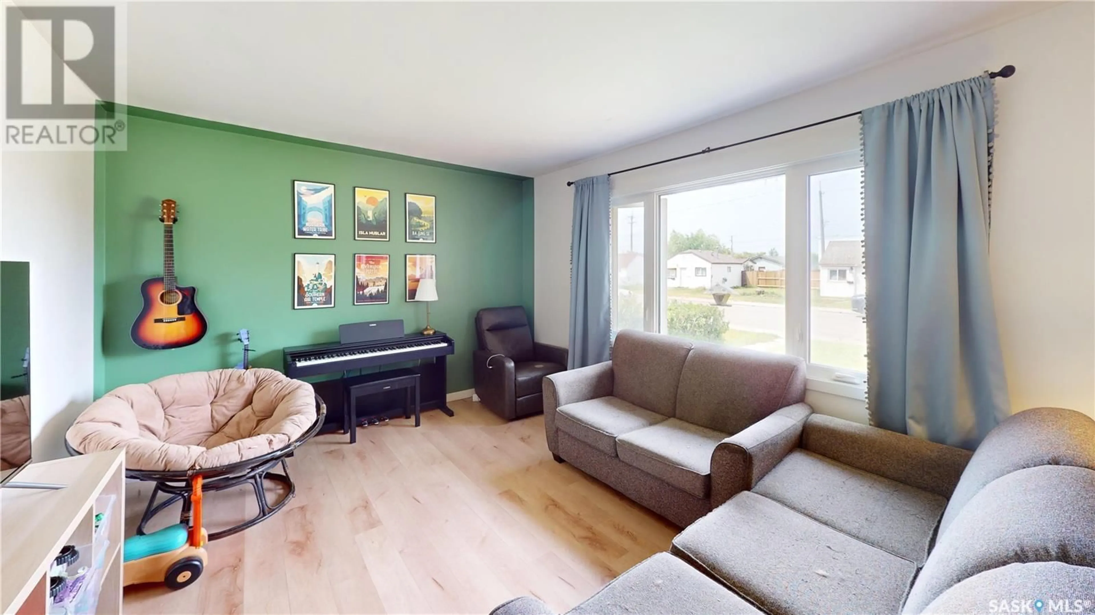 Living room with furniture, wood/laminate floor for 722 WELDON AVENUE, Saskatoon Saskatchewan S7M2V2