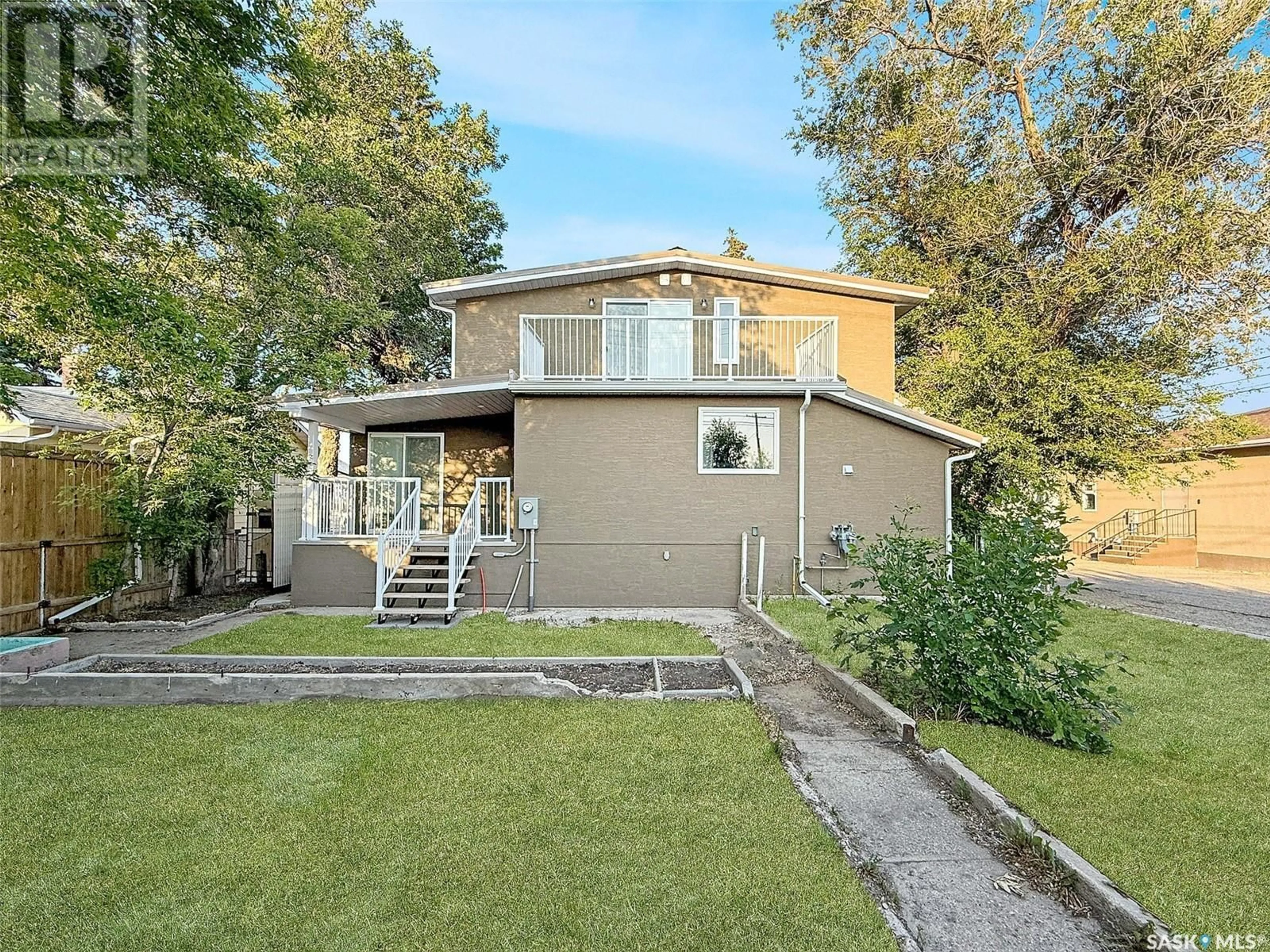 Home with vinyl exterior material, street for 28 3RD AVENUE, Swift Current Saskatchewan S9H2G2