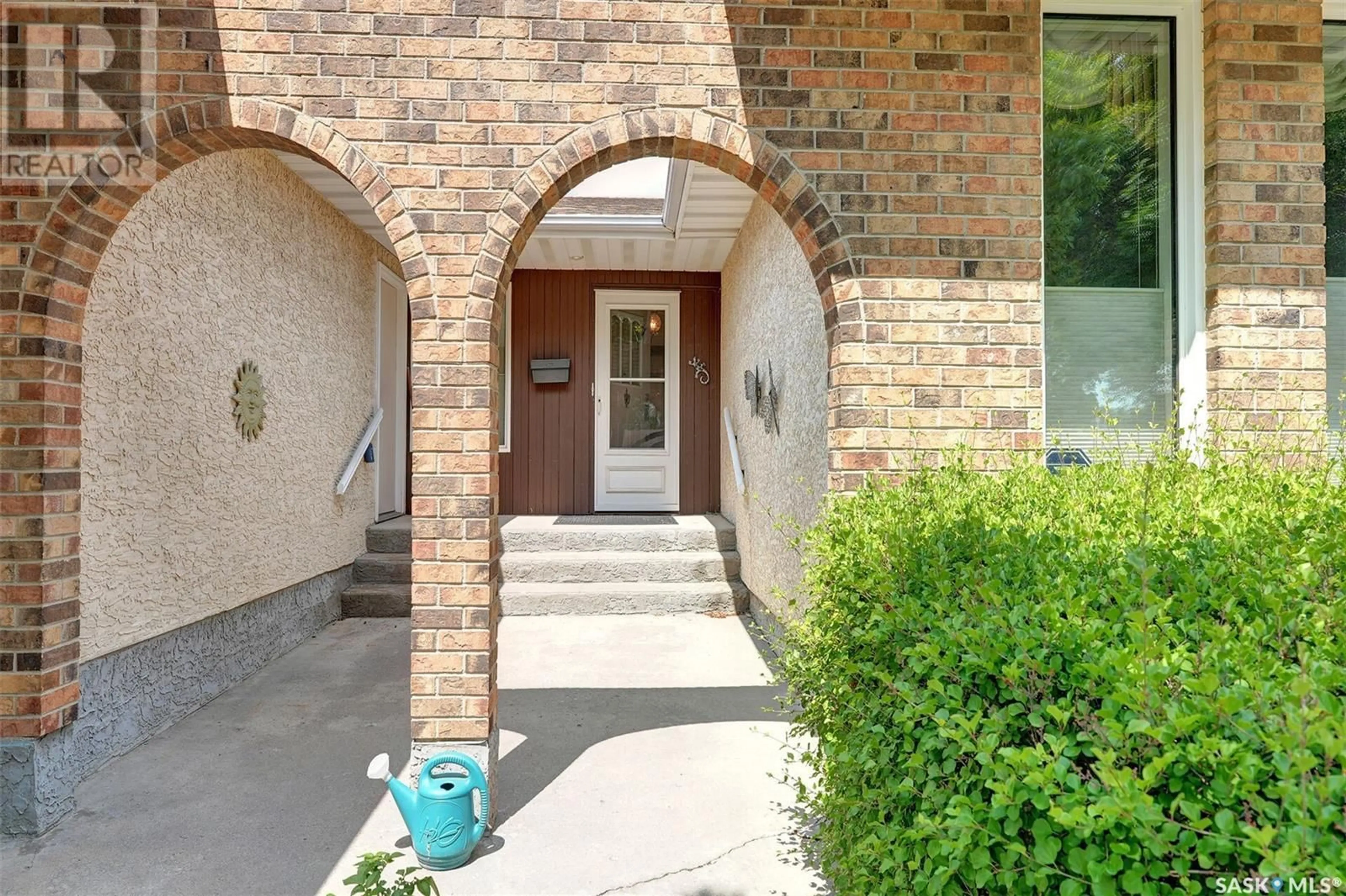 Indoor entryway for 7218 SHERWOOD DRIVE, Regina Saskatchewan S4X2Y3