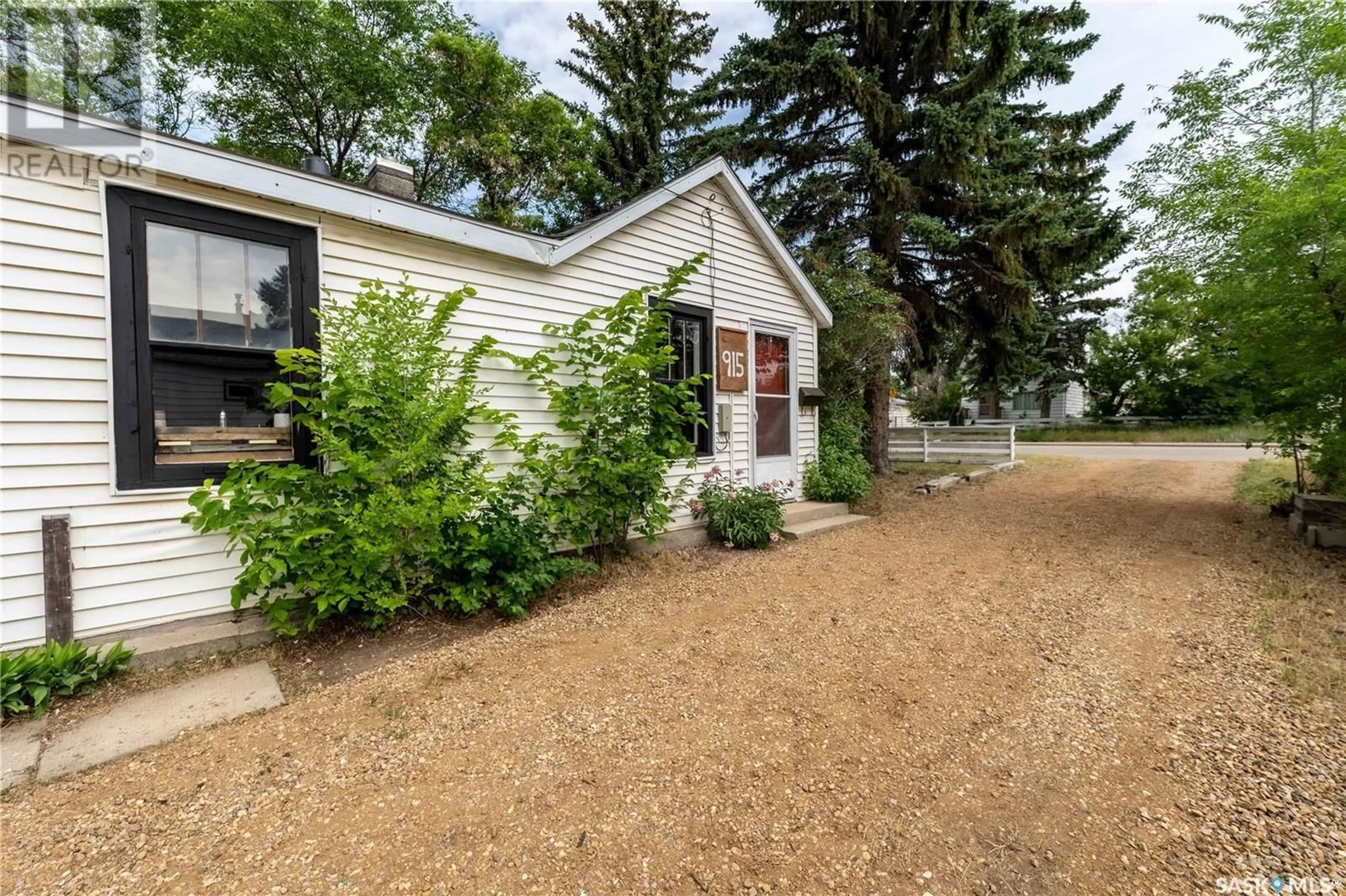 Patio, street for 915 OMINICA STREET, Moose Jaw Saskatchewan S6H0J1