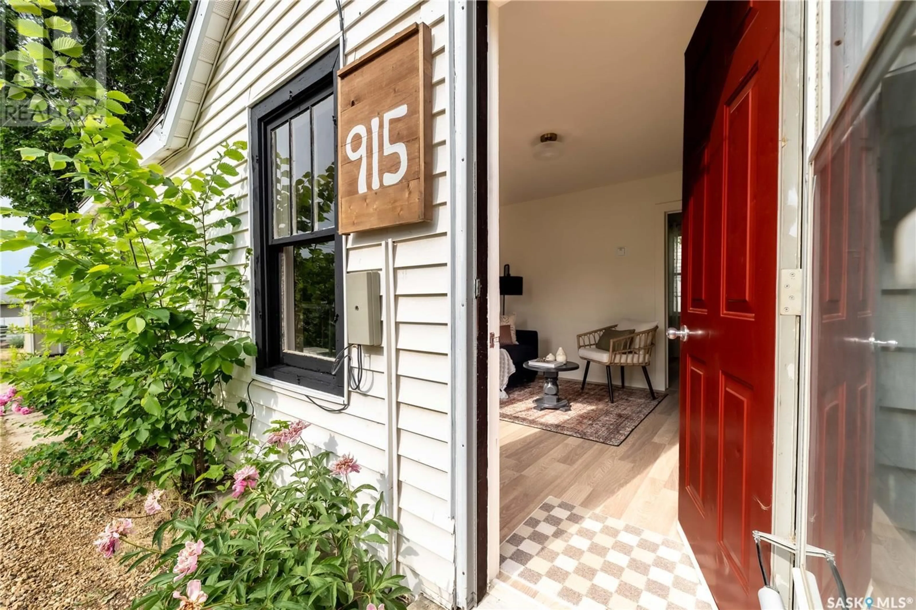 Indoor entryway for 915 OMINICA STREET, Moose Jaw Saskatchewan S6H0J1