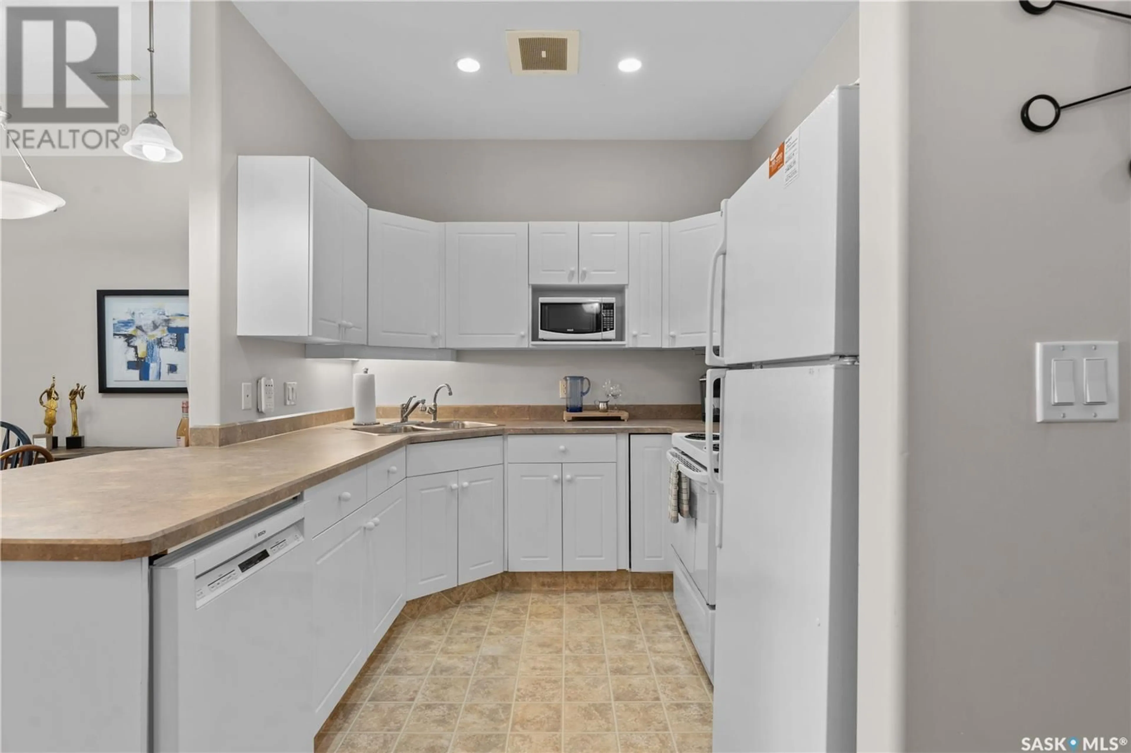 Standard kitchen, ceramic/tile floor for 503 1901 VICTORIA AVENUE, Regina Saskatchewan S4P3R4