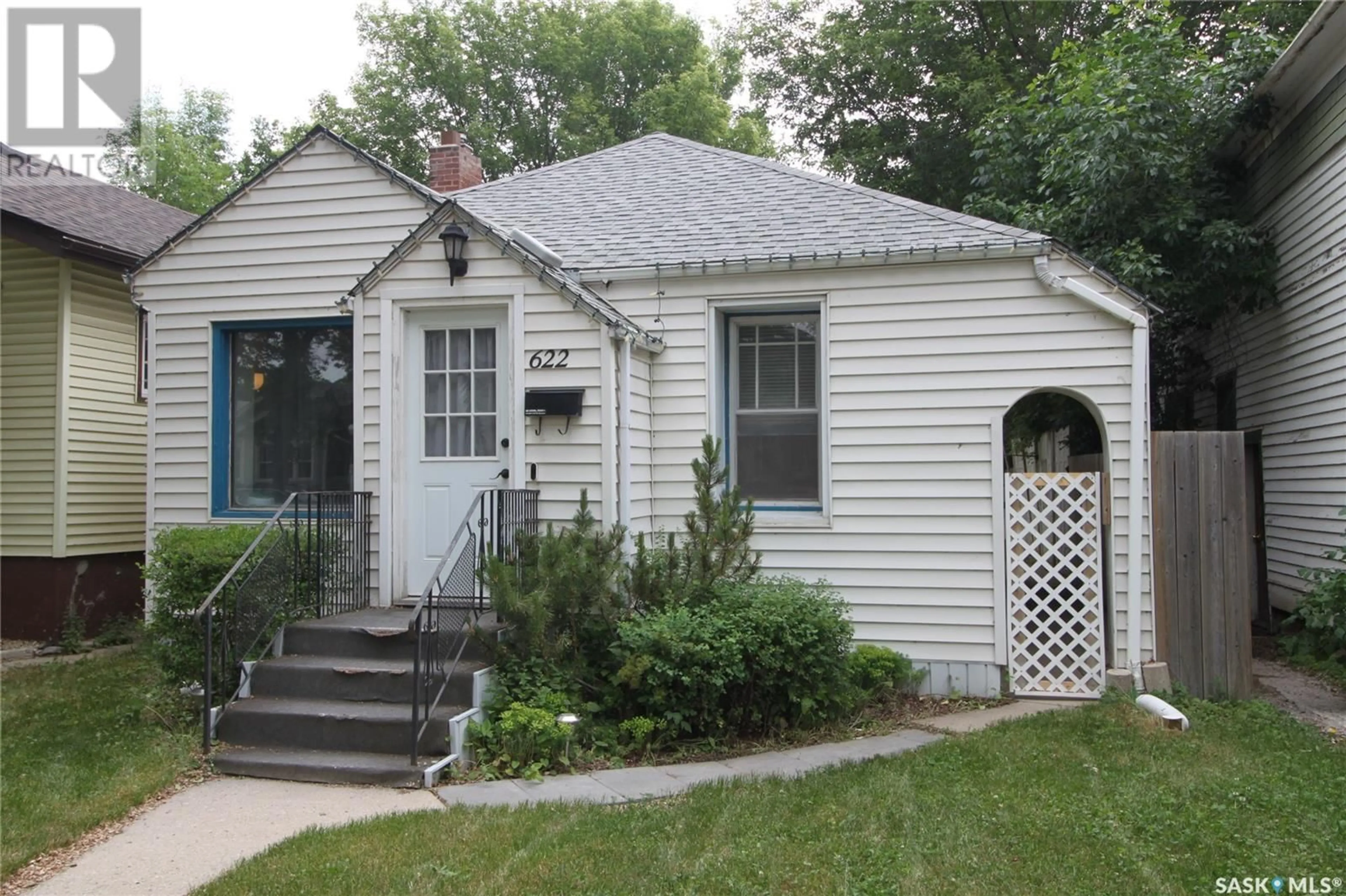 Home with vinyl exterior material, street for 622 4TH AVENUE, Saskatoon Saskatchewan S7K2M9