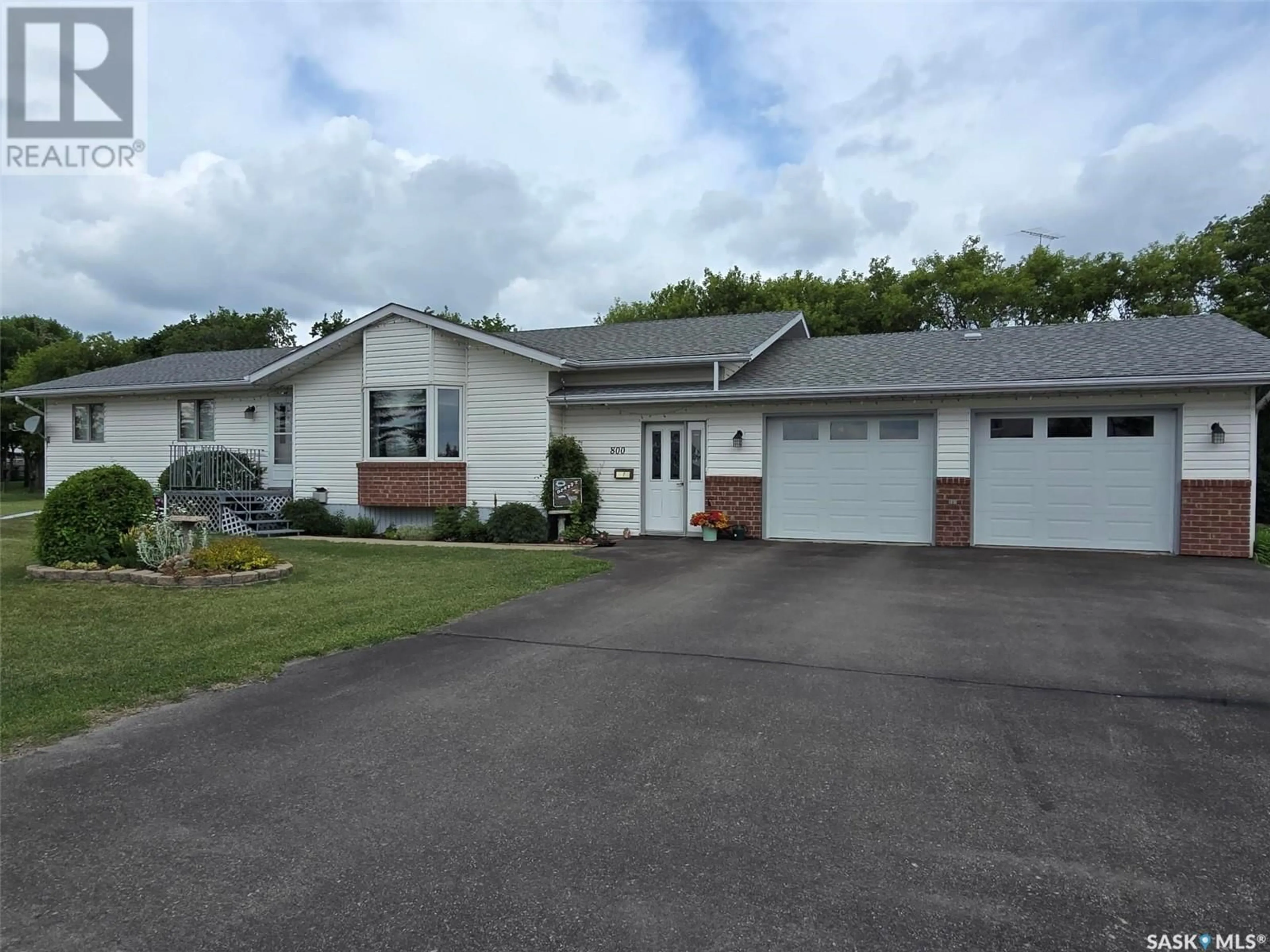 Home with vinyl exterior material, street for 800 BLACK AVENUE, Grenfell Saskatchewan S0G2B0