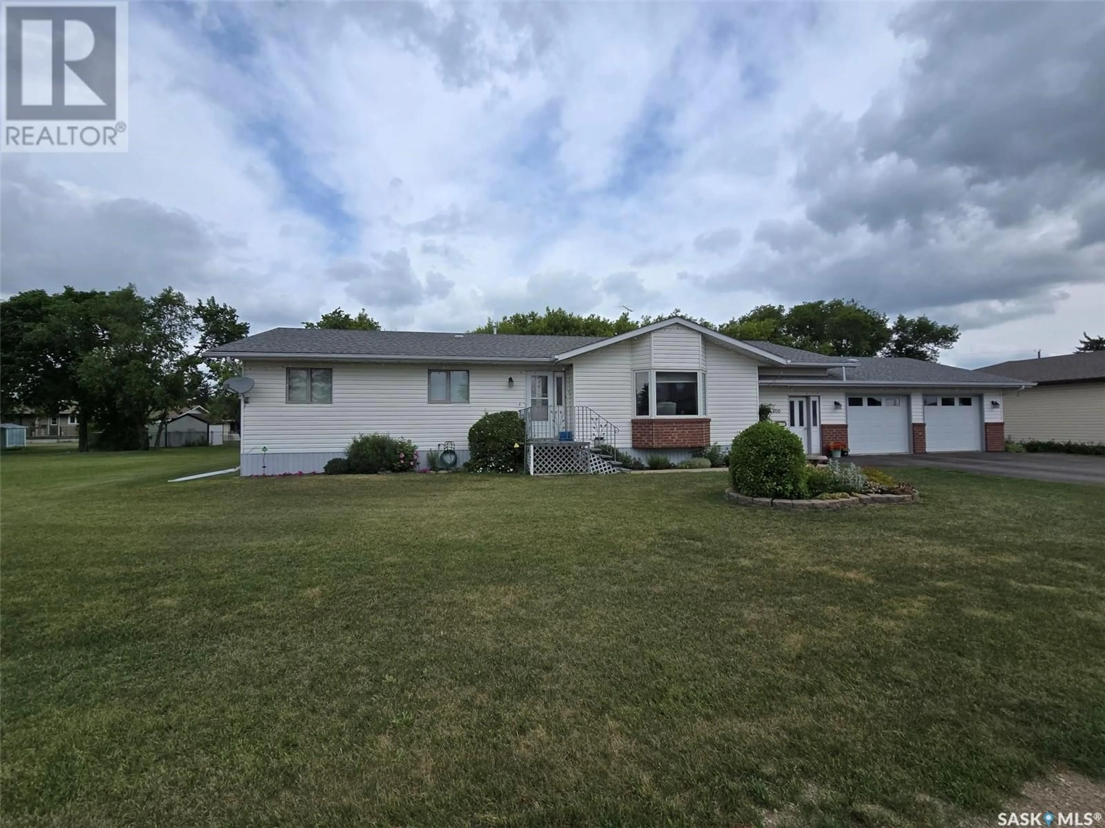 A pic from outside/outdoor area/front of a property/back of a property/a pic from drone, unknown for 800 BLACK AVENUE, Grenfell Saskatchewan S0G2B0