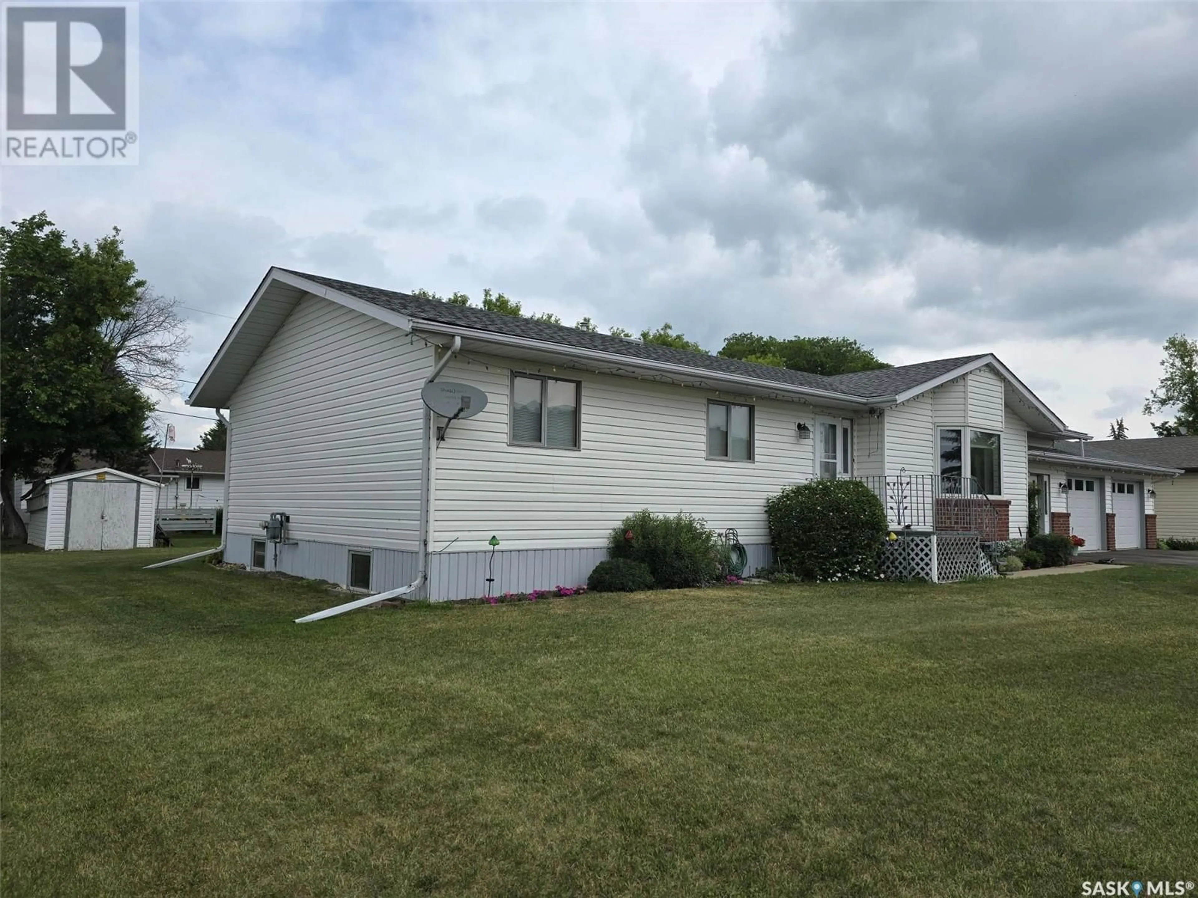 Home with vinyl exterior material, unknown for 800 BLACK AVENUE, Grenfell Saskatchewan S0G2B0