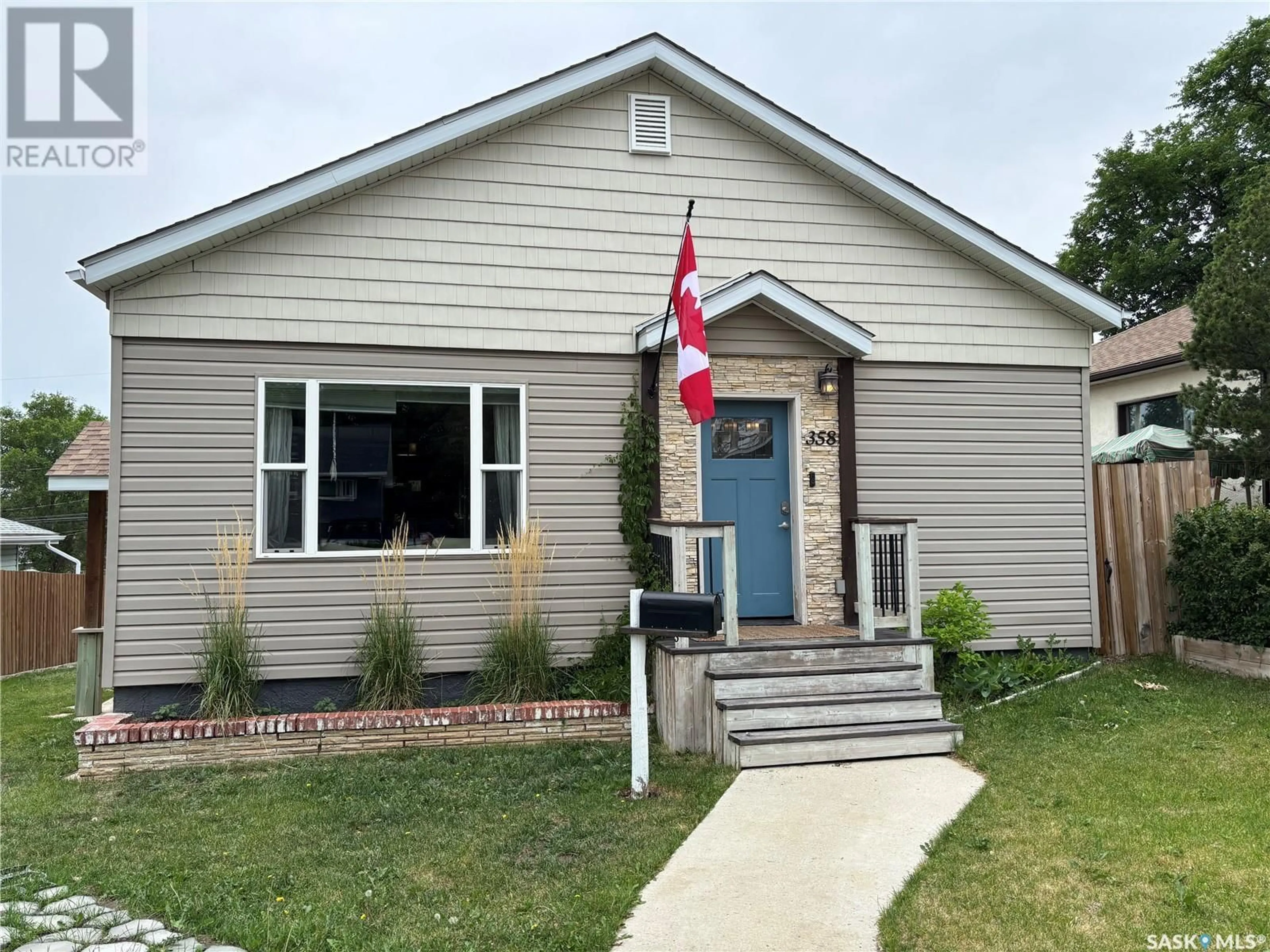 Home with vinyl exterior material, street for 358 4TH AVENUE, Swift Current Saskatchewan S9H2J6