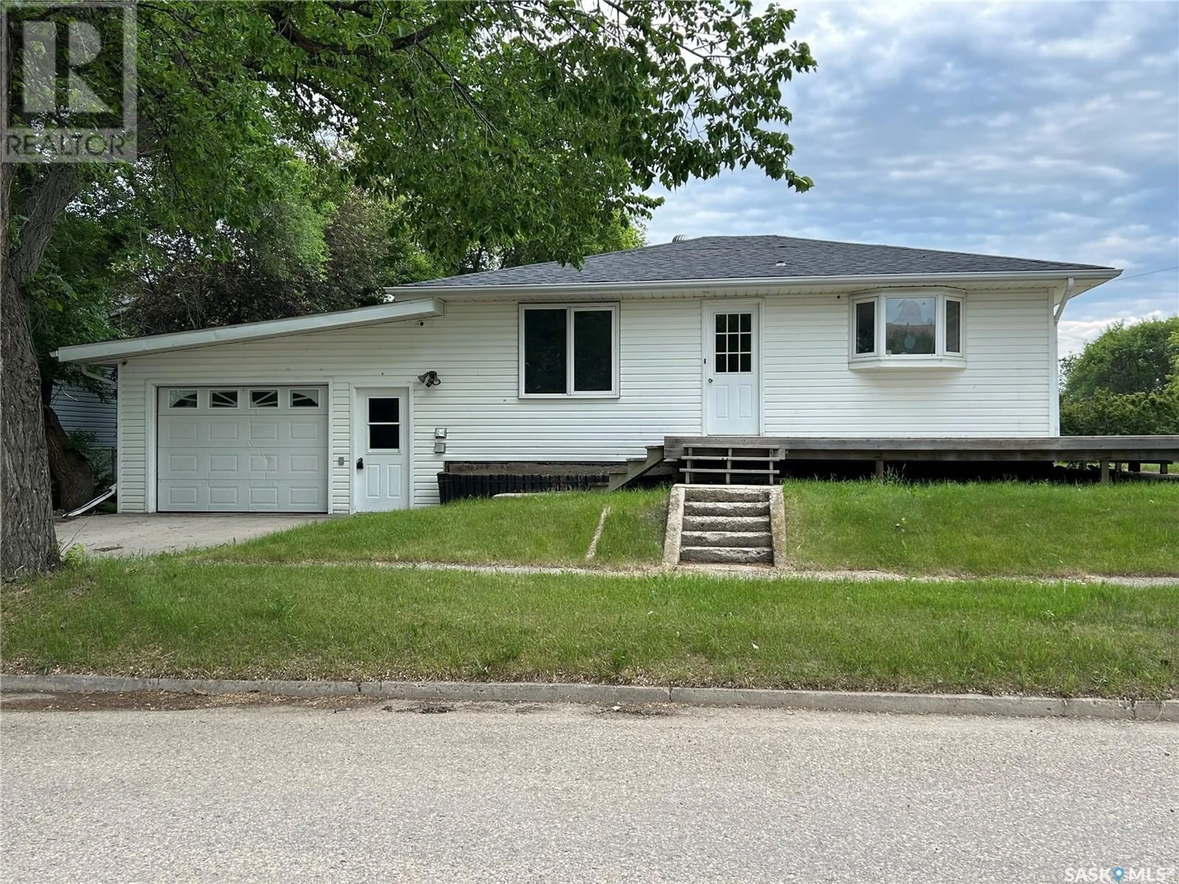 Home with vinyl exterior material, street for 516 FIRST AVENUE, Lampman Saskatchewan S0C1N0