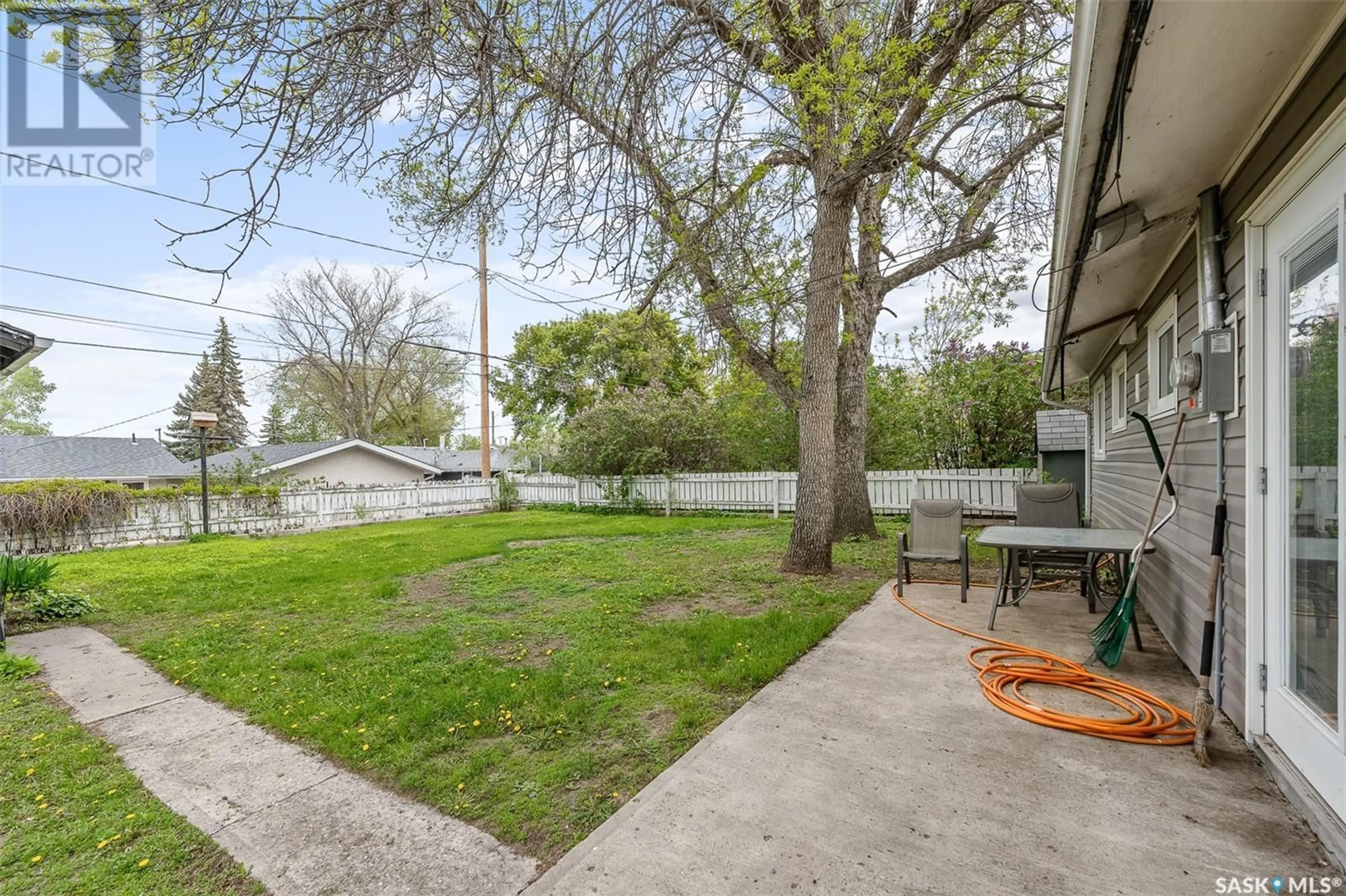 Patio, street for 1147 DUFFIELD CRESCENT, Moose Jaw Saskatchewan S6H5M5