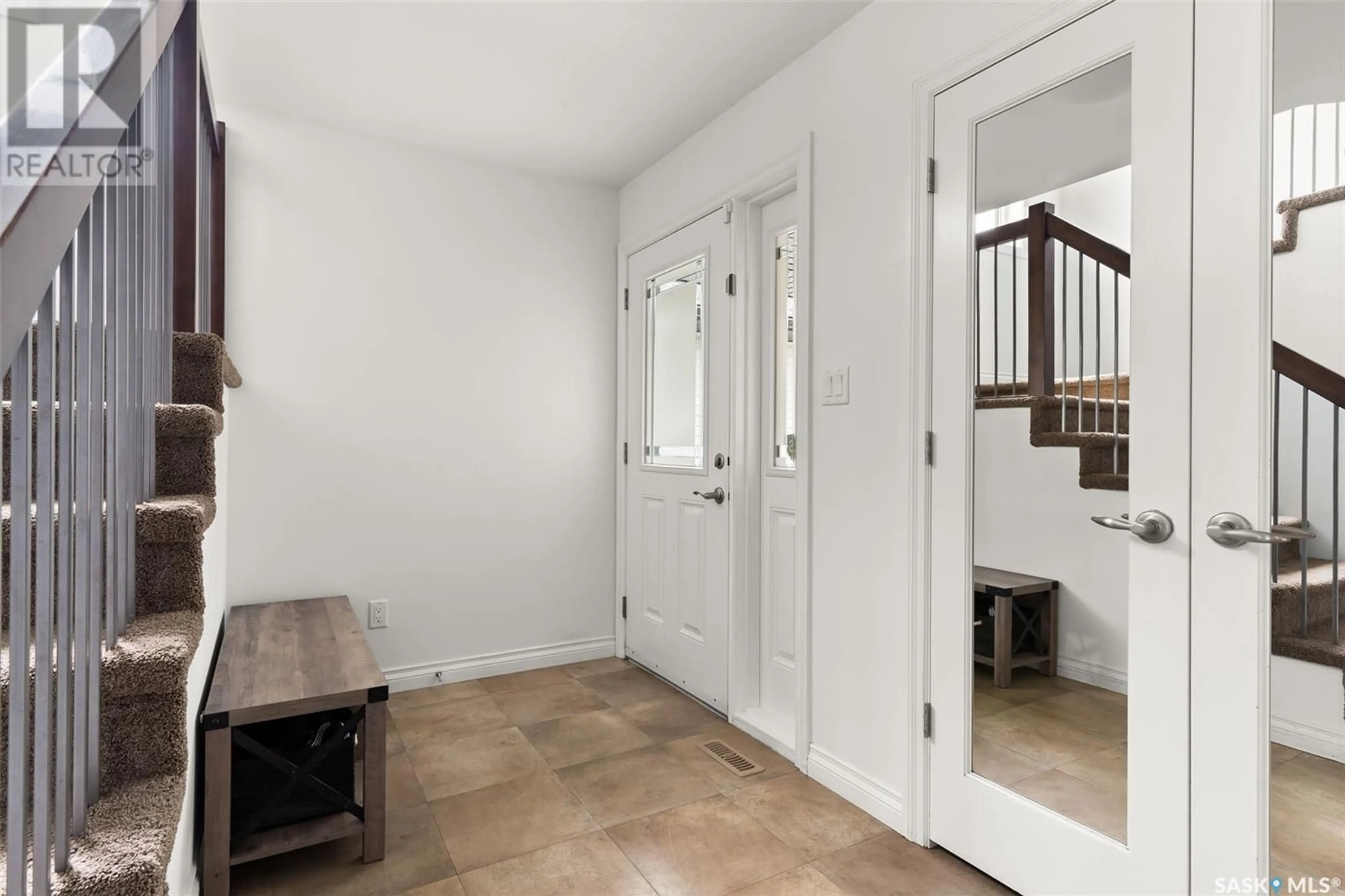 Indoor entryway for 3613 GREEN WATER DRIVE, Regina Saskatchewan S4V1R3