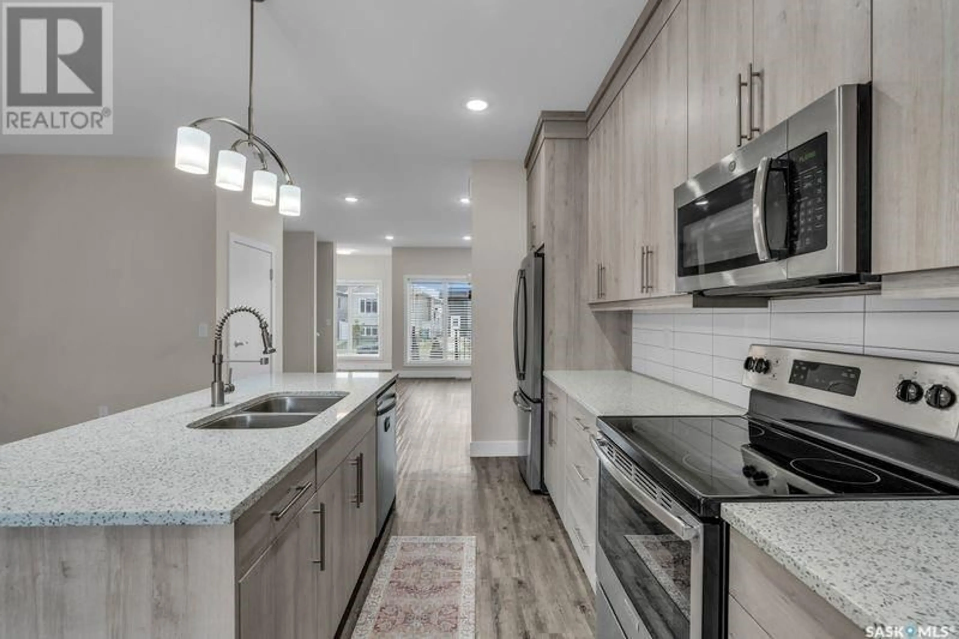 Open concept kitchen, ceramic/tile floor for 685 FEHEREGYHAZI BOULEVARD, Saskatoon Saskatchewan S7W0Y3