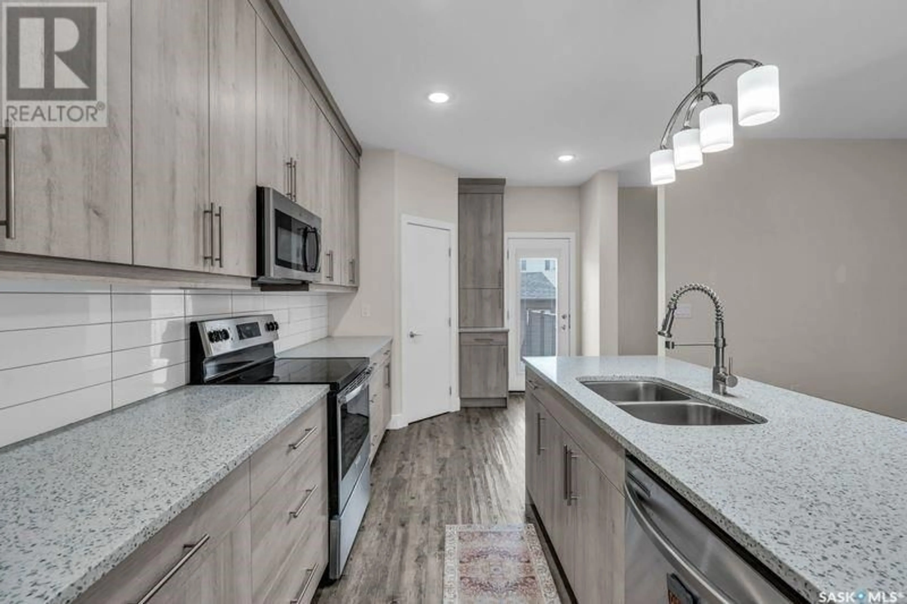 Open concept kitchen, ceramic/tile floor for 685 FEHEREGYHAZI BOULEVARD, Saskatoon Saskatchewan S7W0Y3