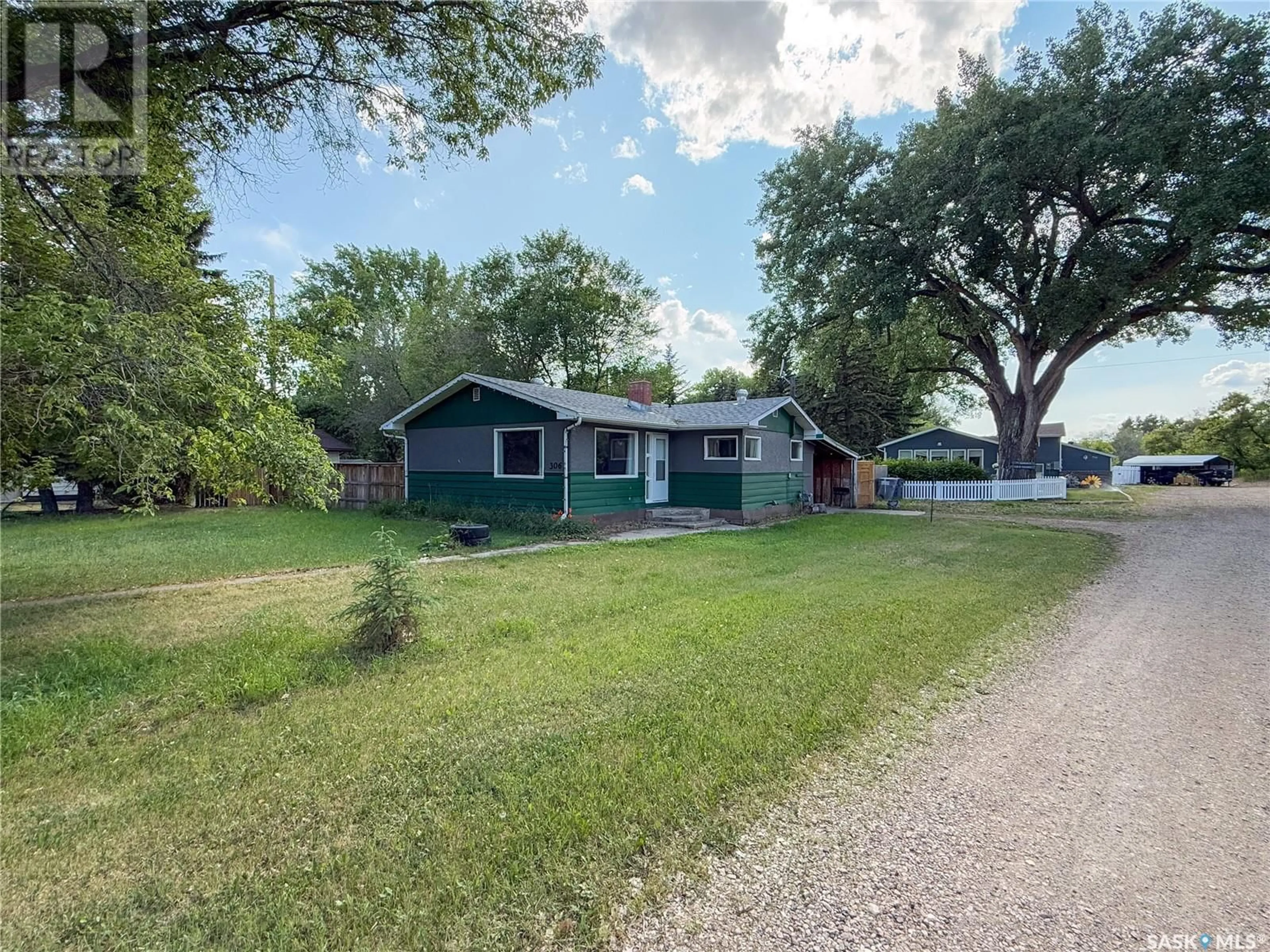 A pic from outside/outdoor area/front of a property/back of a property/a pic from drone, street for 306 CLAY STREET, Eastend Saskatchewan S0N1T0