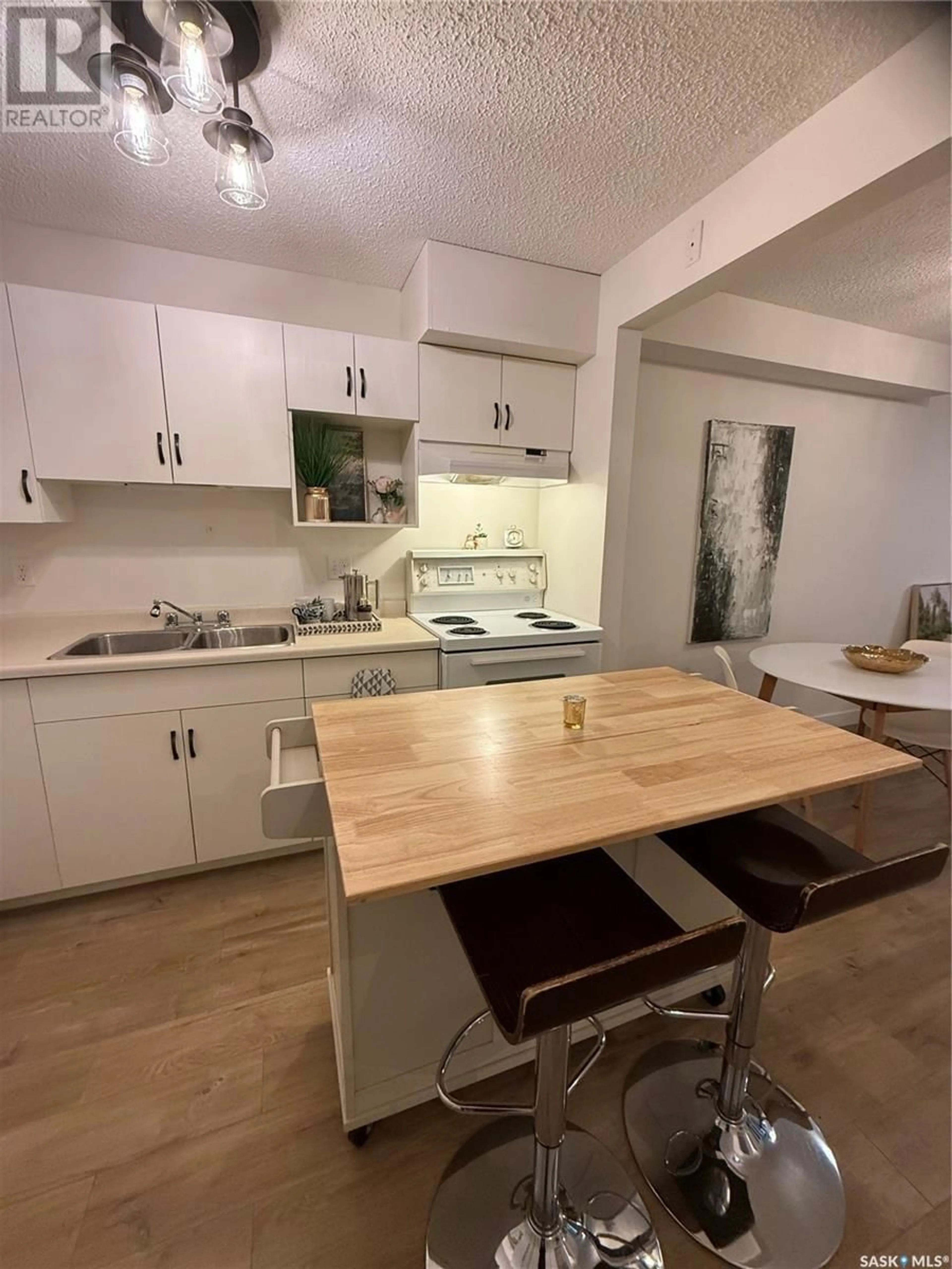 Standard kitchen, unknown for 201 - 107 CREE PLACE, Saskatoon Saskatchewan S7K7Z3