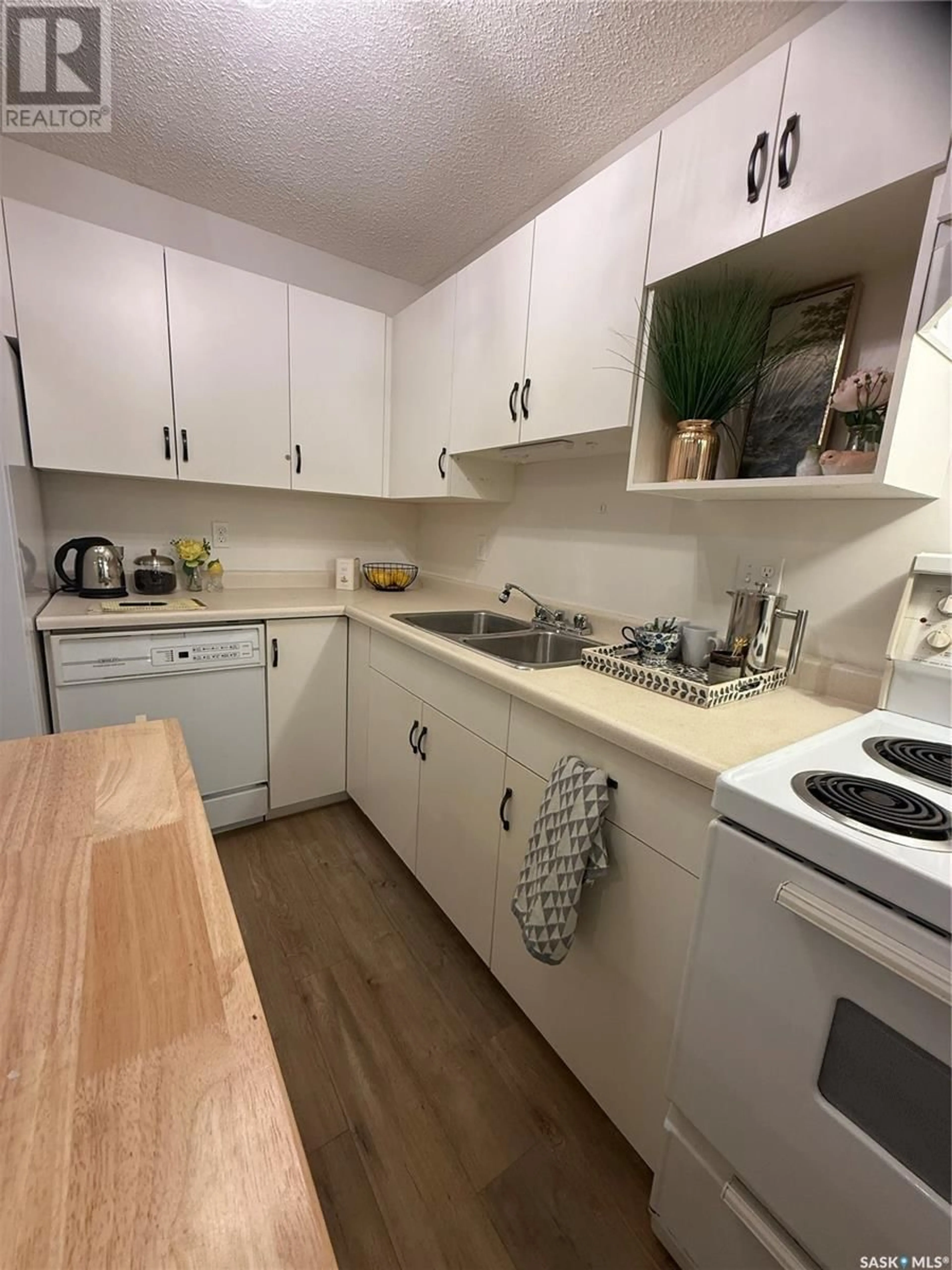 Standard kitchen, unknown for 201 - 107 CREE PLACE, Saskatoon Saskatchewan S7K7Z3