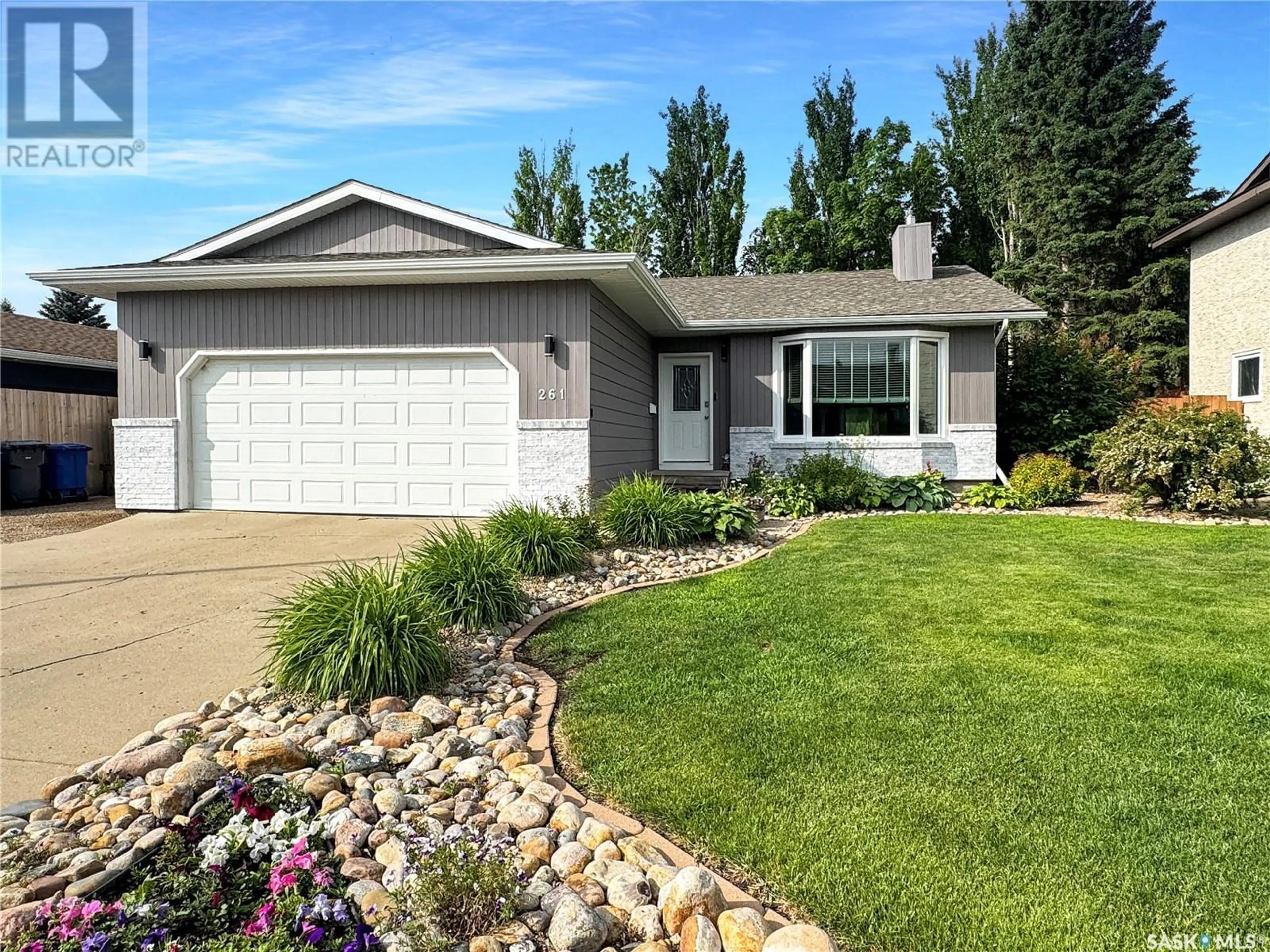 Home with vinyl exterior material, street for 261 RIVERBEND CRESCENT, Battleford Saskatchewan S0M0E0