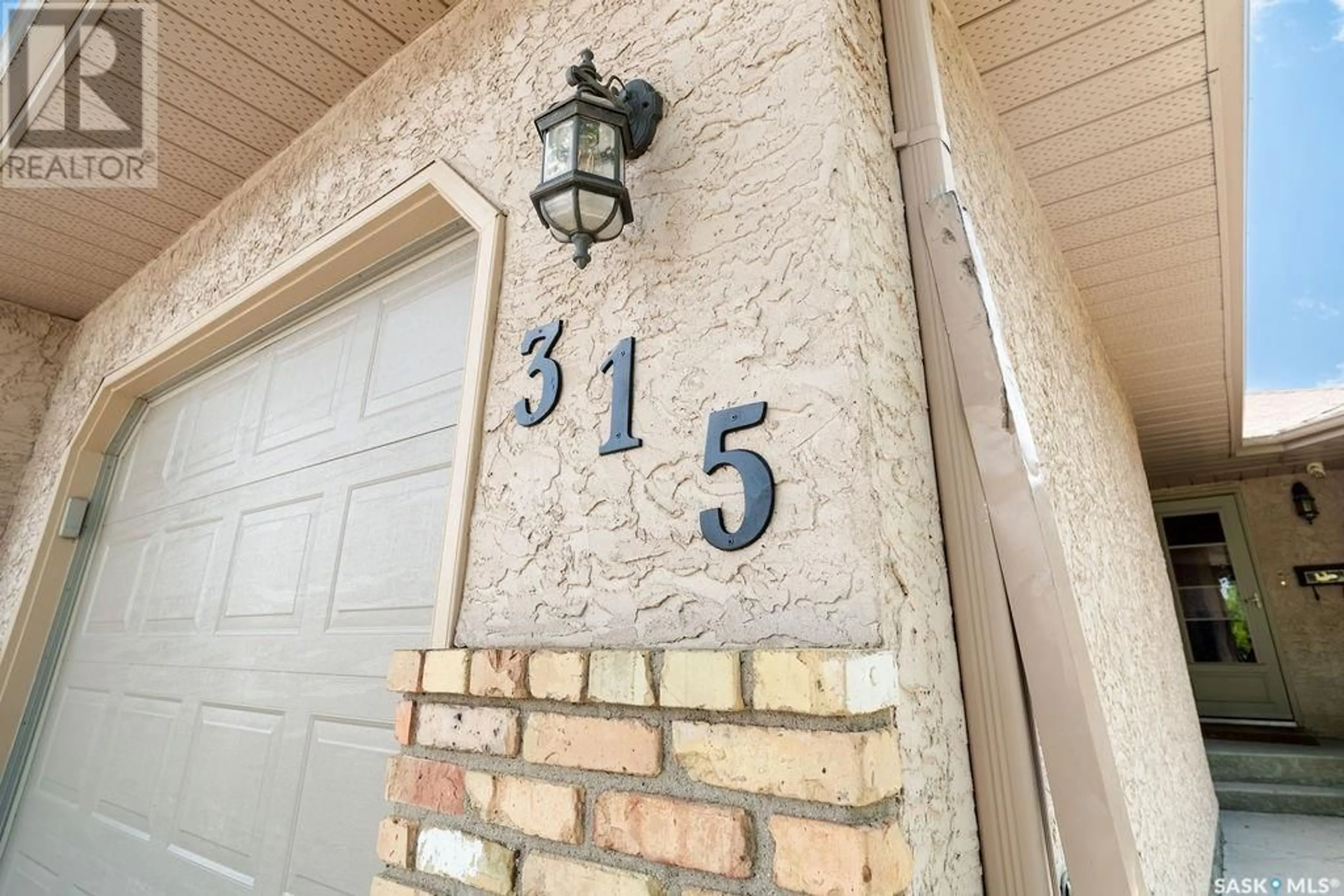 Indoor entryway for 315 20TH AVENUE, Regina Saskatchewan S4N1J8