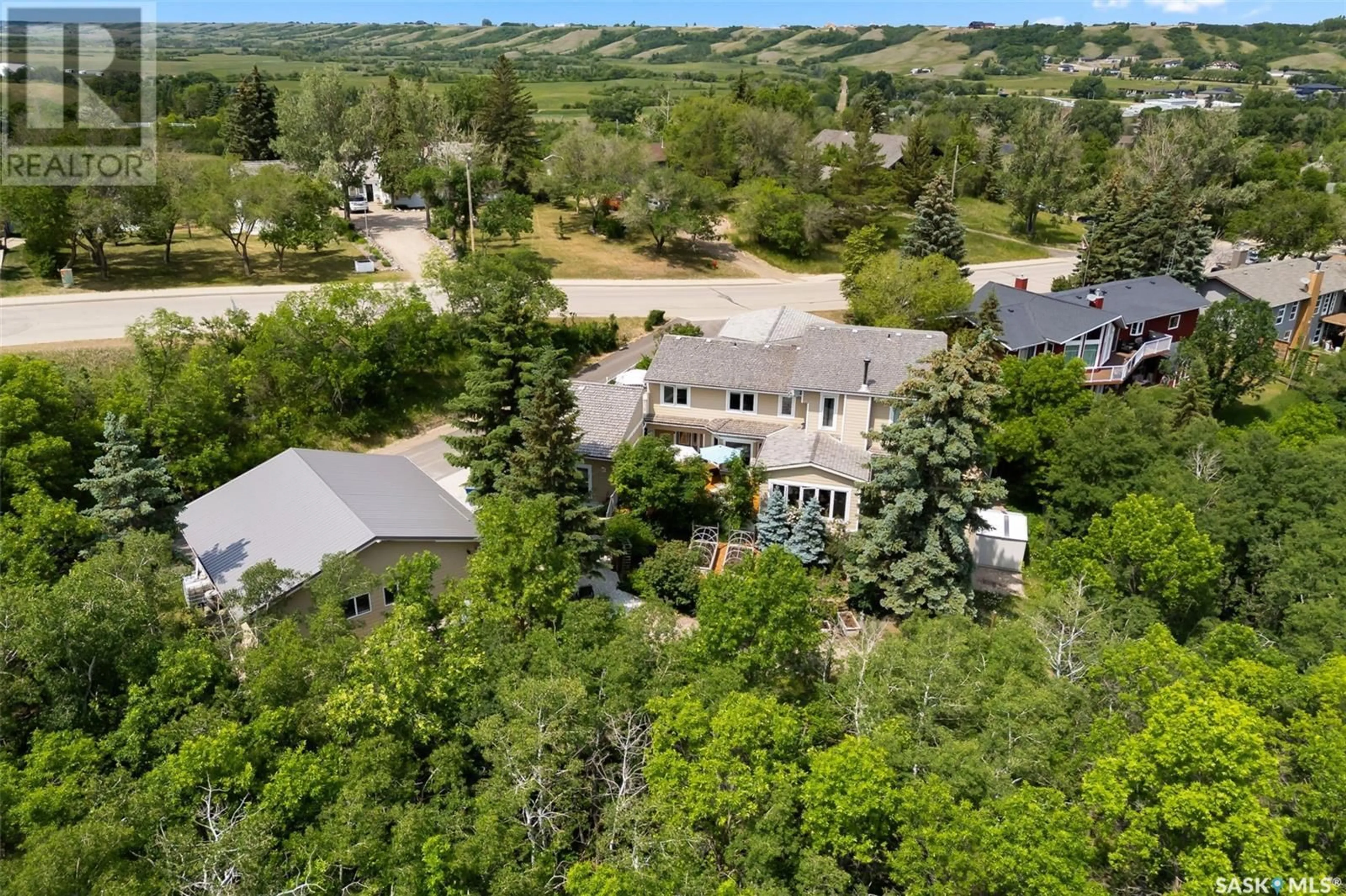 A pic from outside/outdoor area/front of a property/back of a property/a pic from drone, unknown for 475 JAMES STREET, Lumsden Saskatchewan S0G3C0