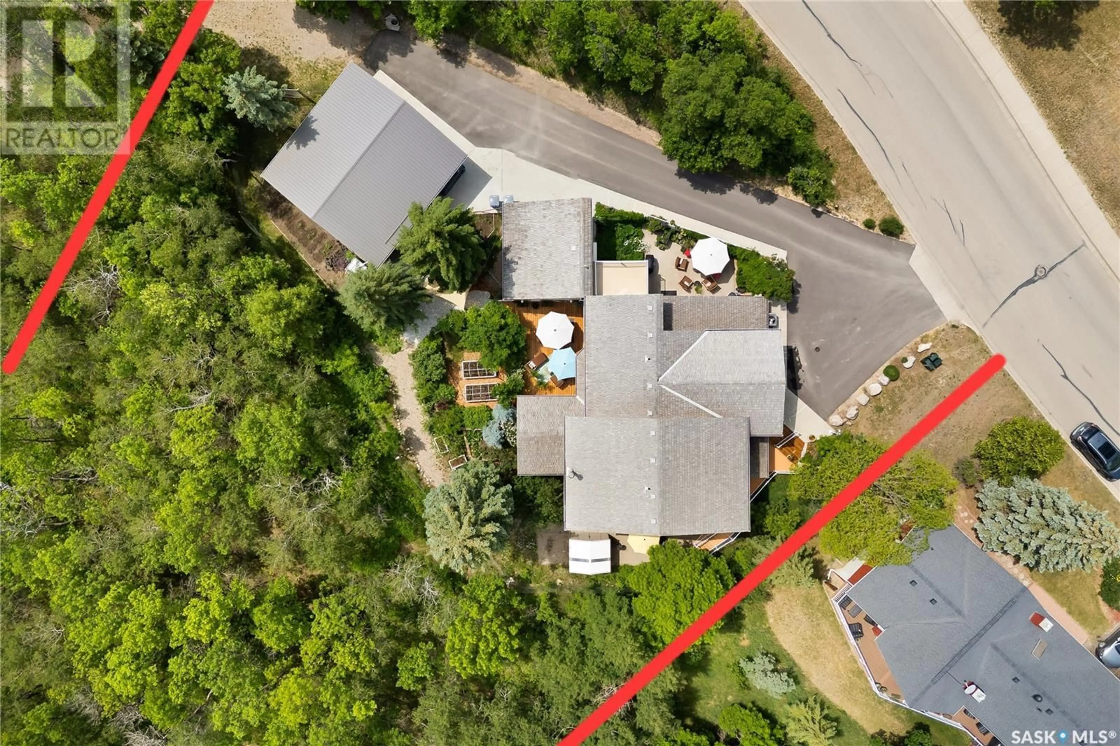 A pic from outside/outdoor area/front of a property/back of a property/a pic from drone, street for 475 JAMES STREET, Lumsden Saskatchewan S0G3C0