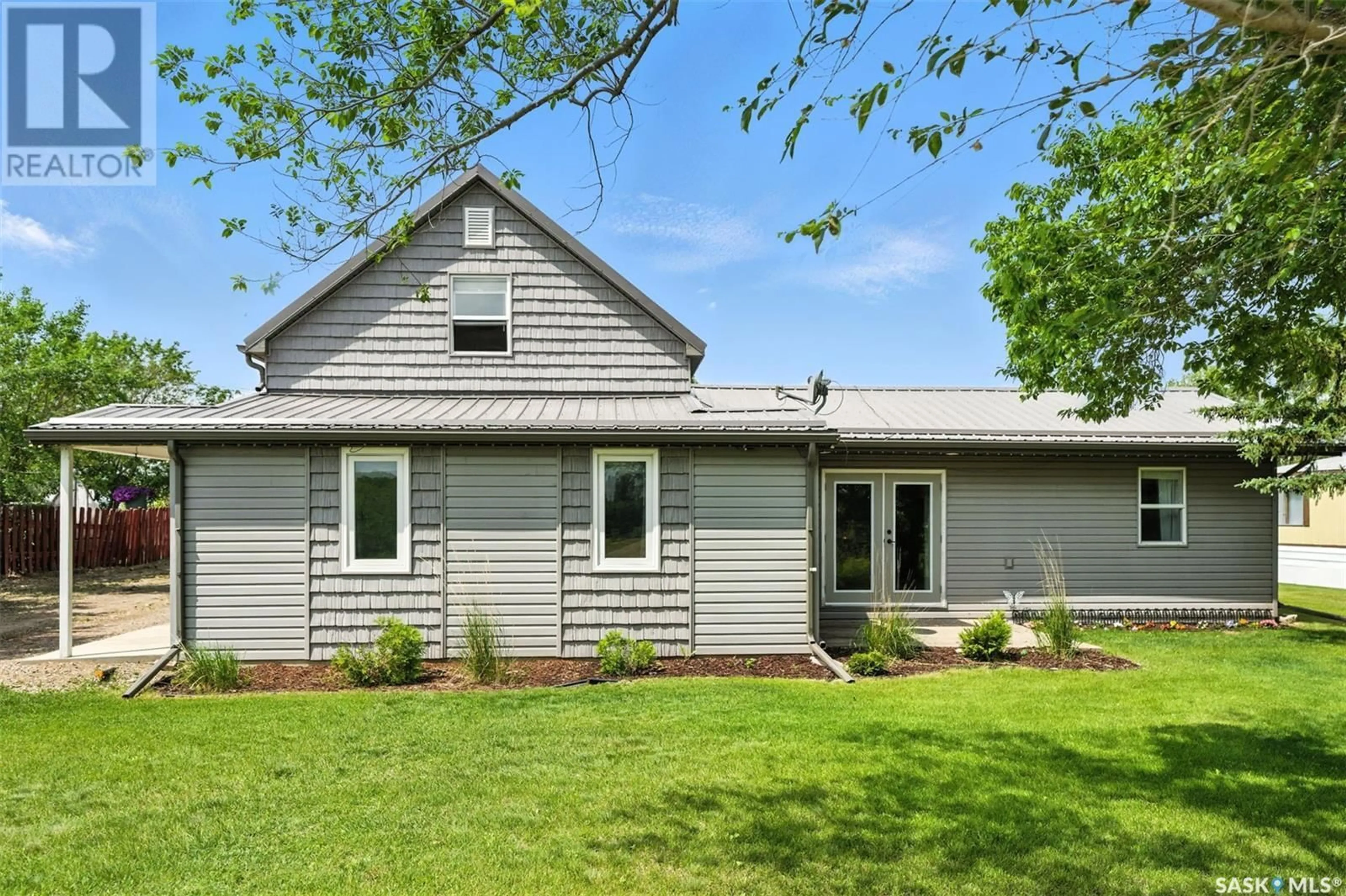 Home with vinyl exterior material, unknown for 604 3RD STREET, Delisle Saskatchewan S0L0P0