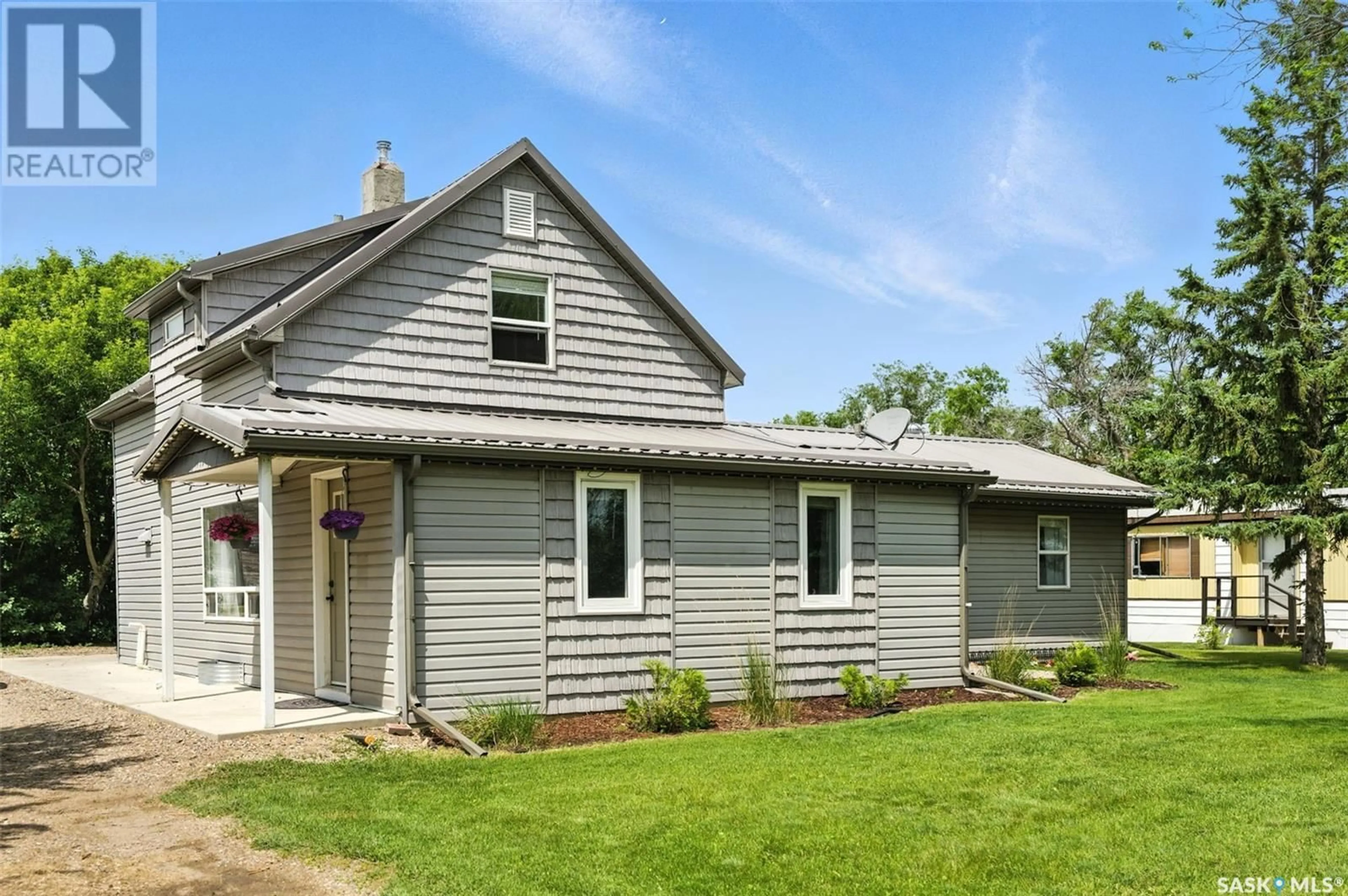 Home with vinyl exterior material, building for 604 3RD STREET, Delisle Saskatchewan S0L0P0