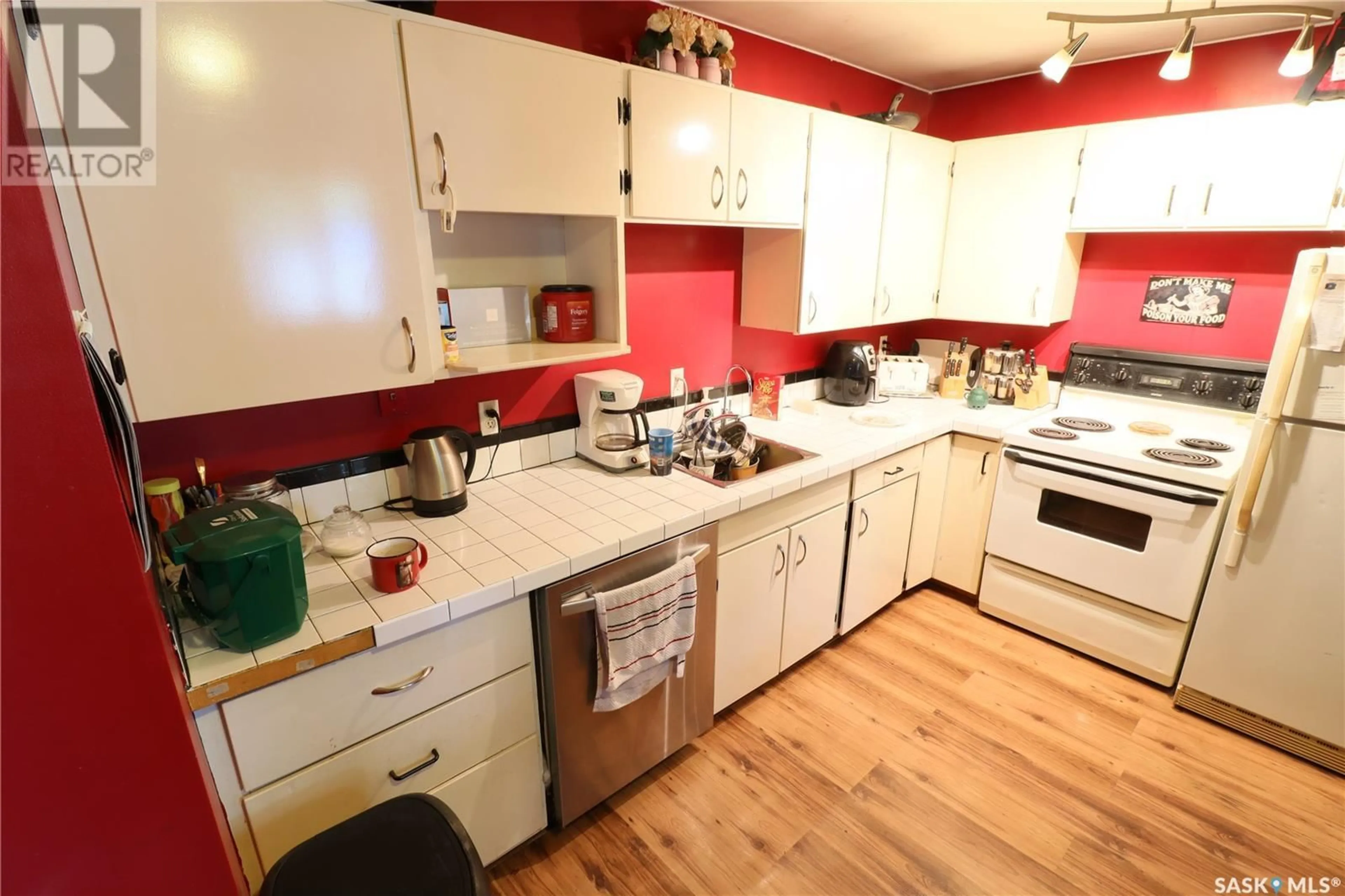 Standard kitchen, wood/laminate floor for 102 DOUGLAS CRESCENT, Saskatoon Saskatchewan S7L4S8