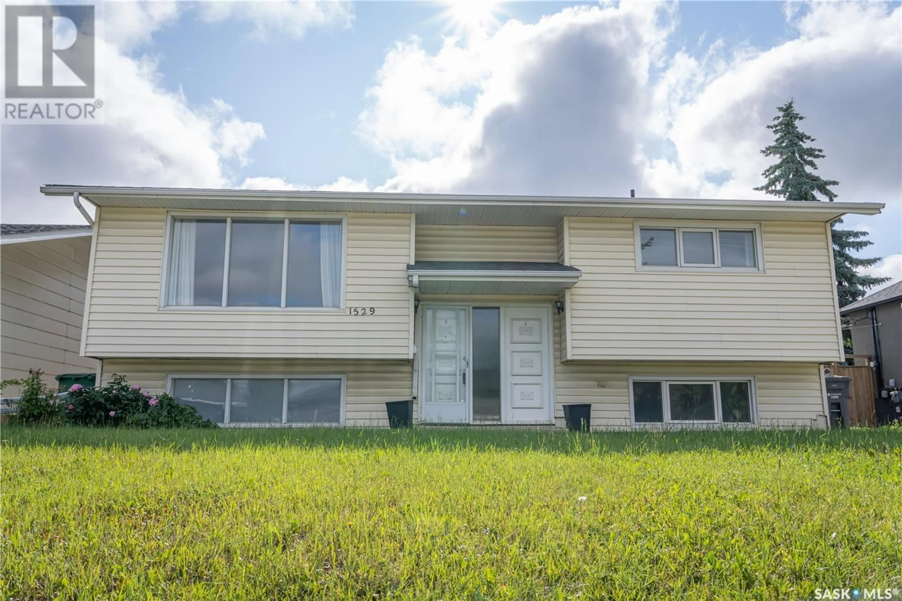 Home with vinyl exterior material, unknown for 1529 CENTRAL AVENUE, Saskatoon Saskatchewan S7N2H3