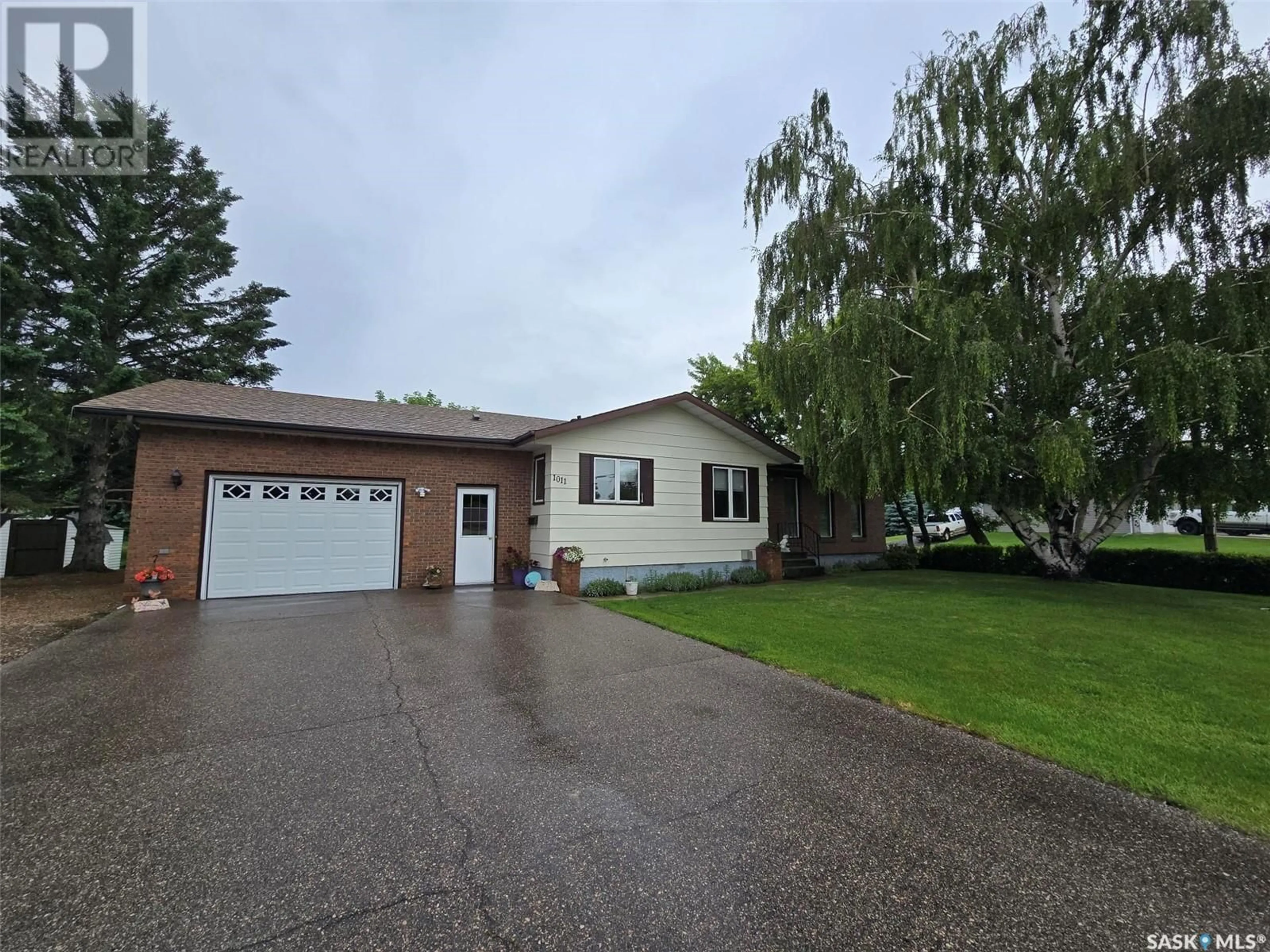 Home with vinyl exterior material, street for 1011 ASSINIBOIA AVENUE, Grayson Saskatchewan S0A1E0