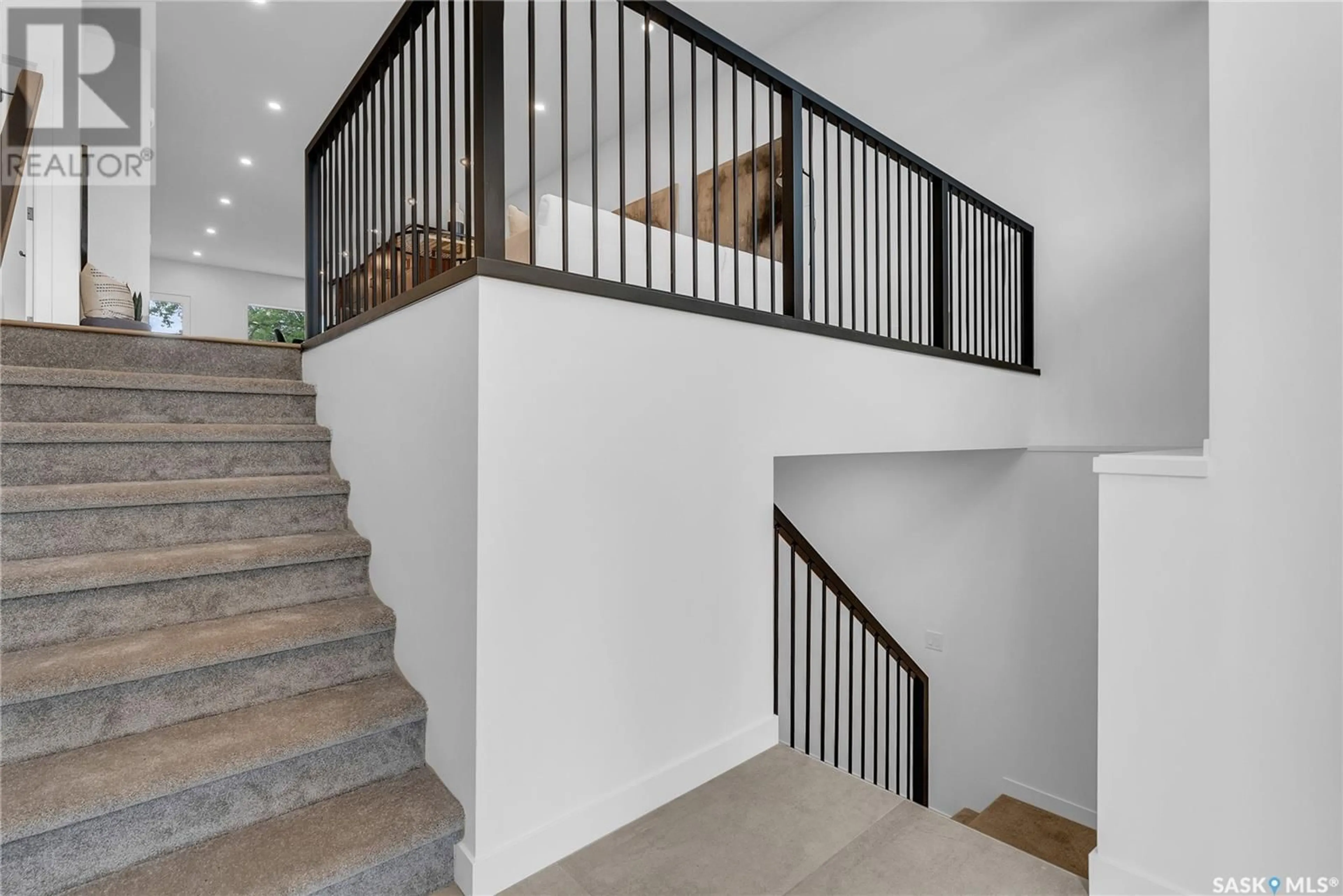 Stairs for 506 33RD STREET, Saskatoon Saskatchewan S7K0S5