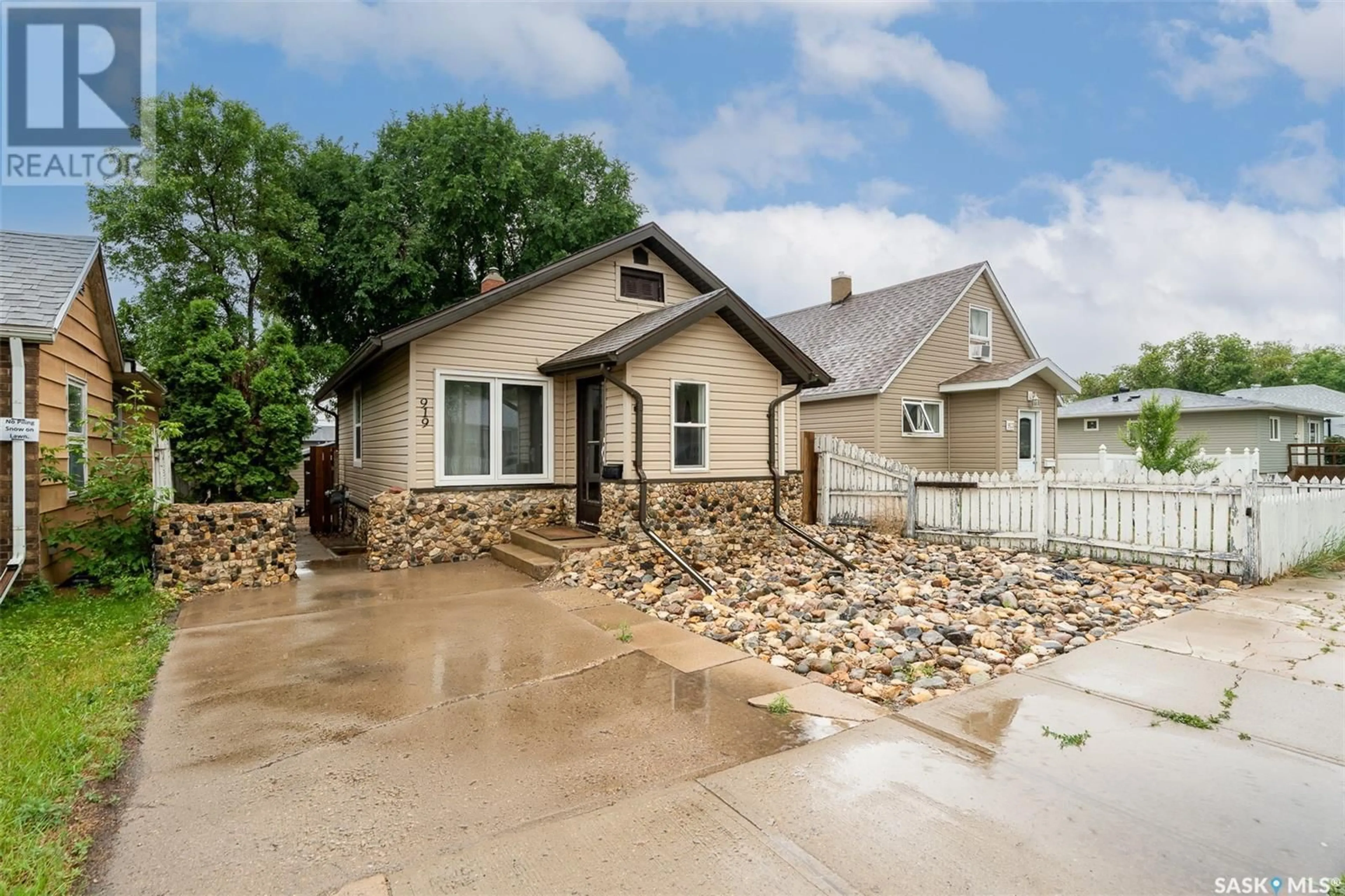 Home with vinyl exterior material, street for 919 STADACONA STREET, Moose Jaw Saskatchewan S6H2A9