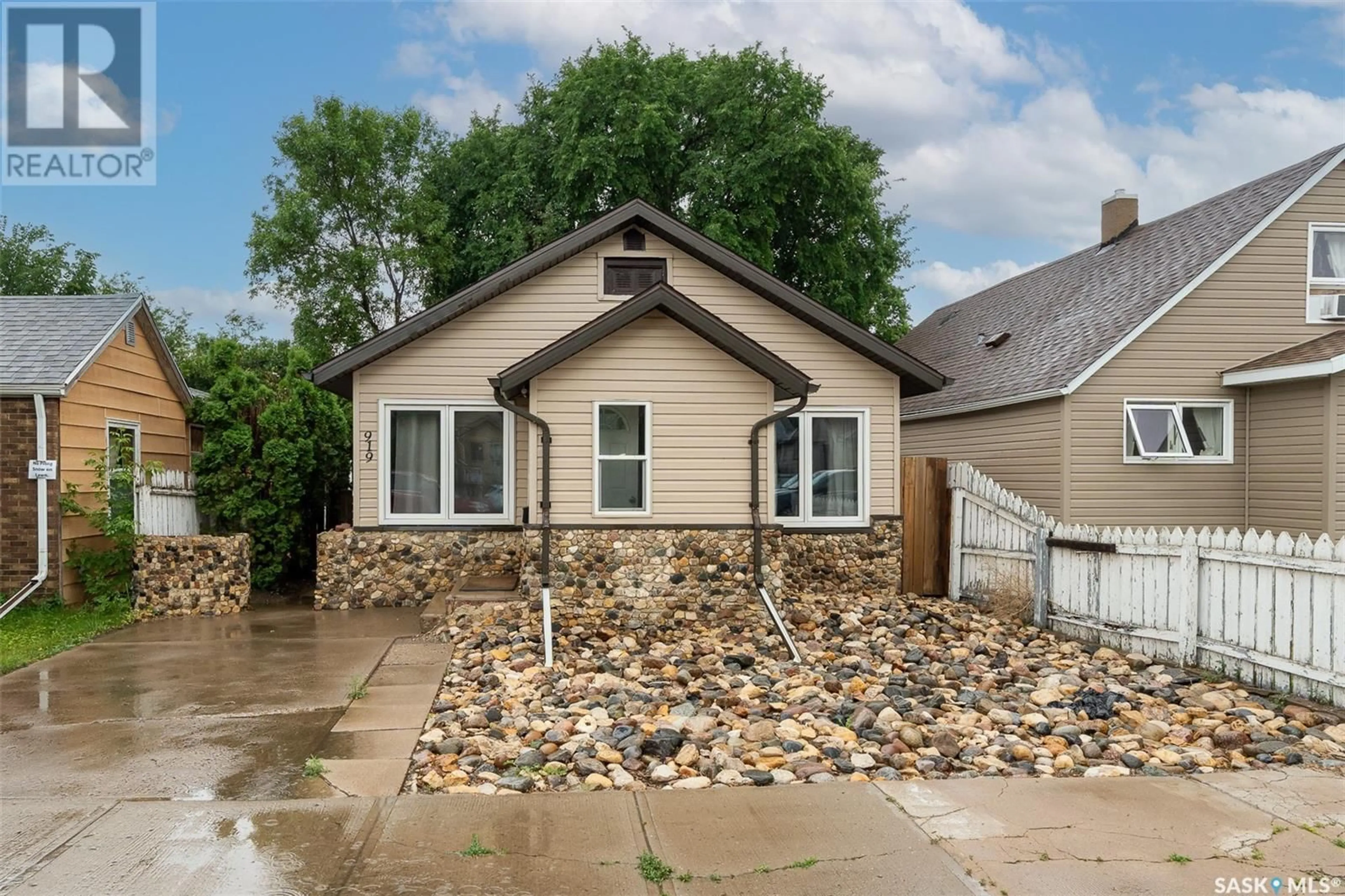 Home with vinyl exterior material, street for 919 STADACONA STREET, Moose Jaw Saskatchewan S6H2A9