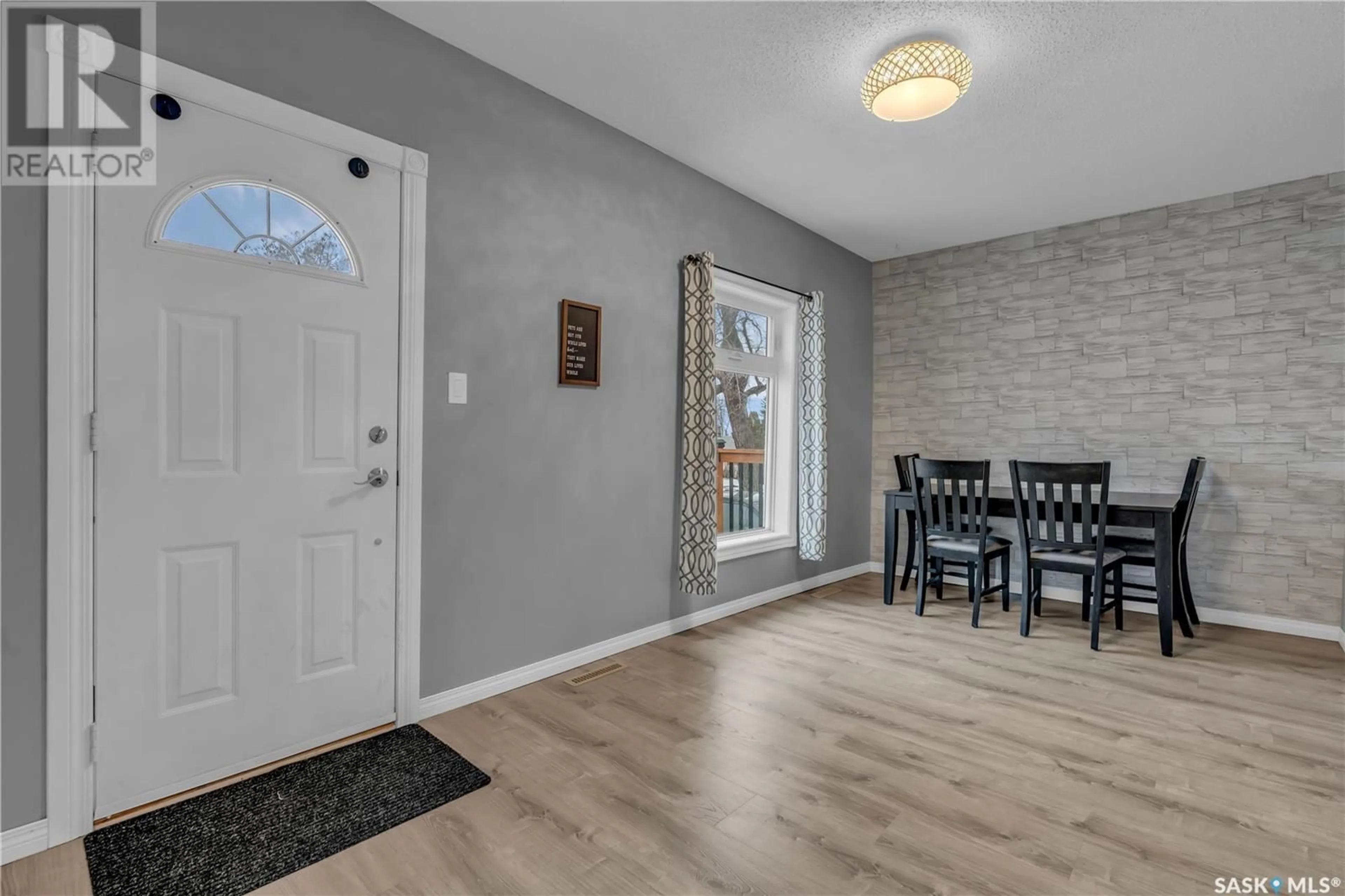 Indoor entryway for 445 YORK STREET, Regina Saskatchewan S4R4W7
