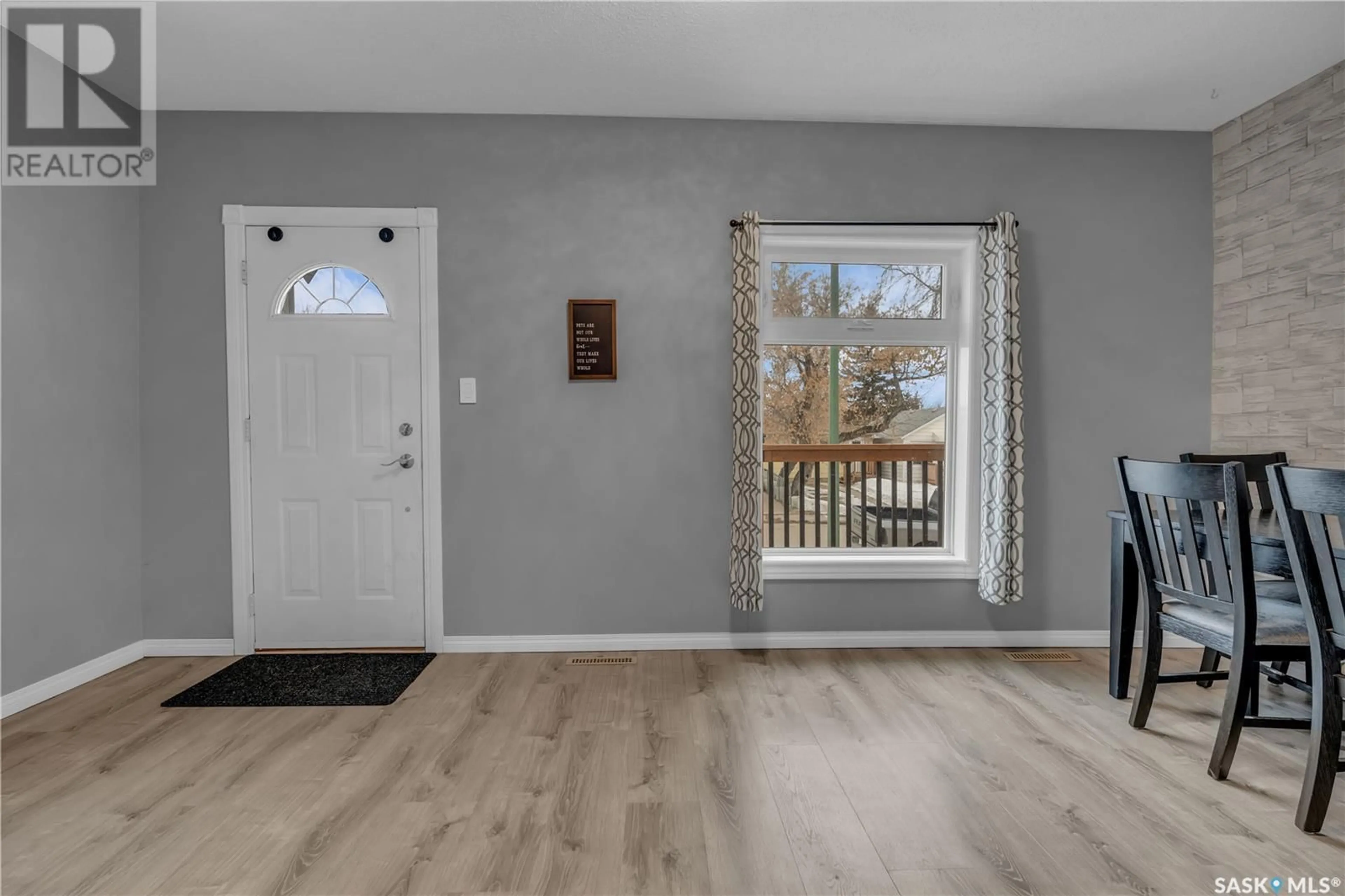 Indoor entryway for 445 YORK STREET, Regina Saskatchewan S4R4W7