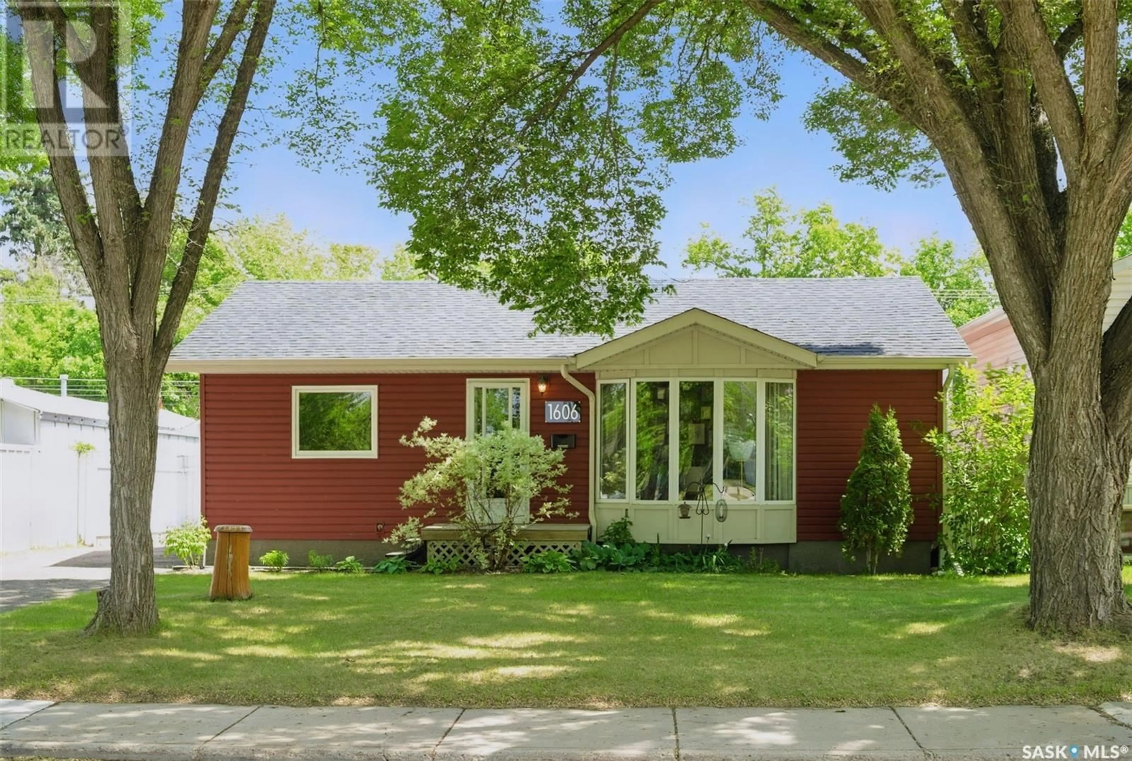 Home with vinyl exterior material, street for 1606 2ND AVENUE, Saskatoon Saskatchewan S7K2G2