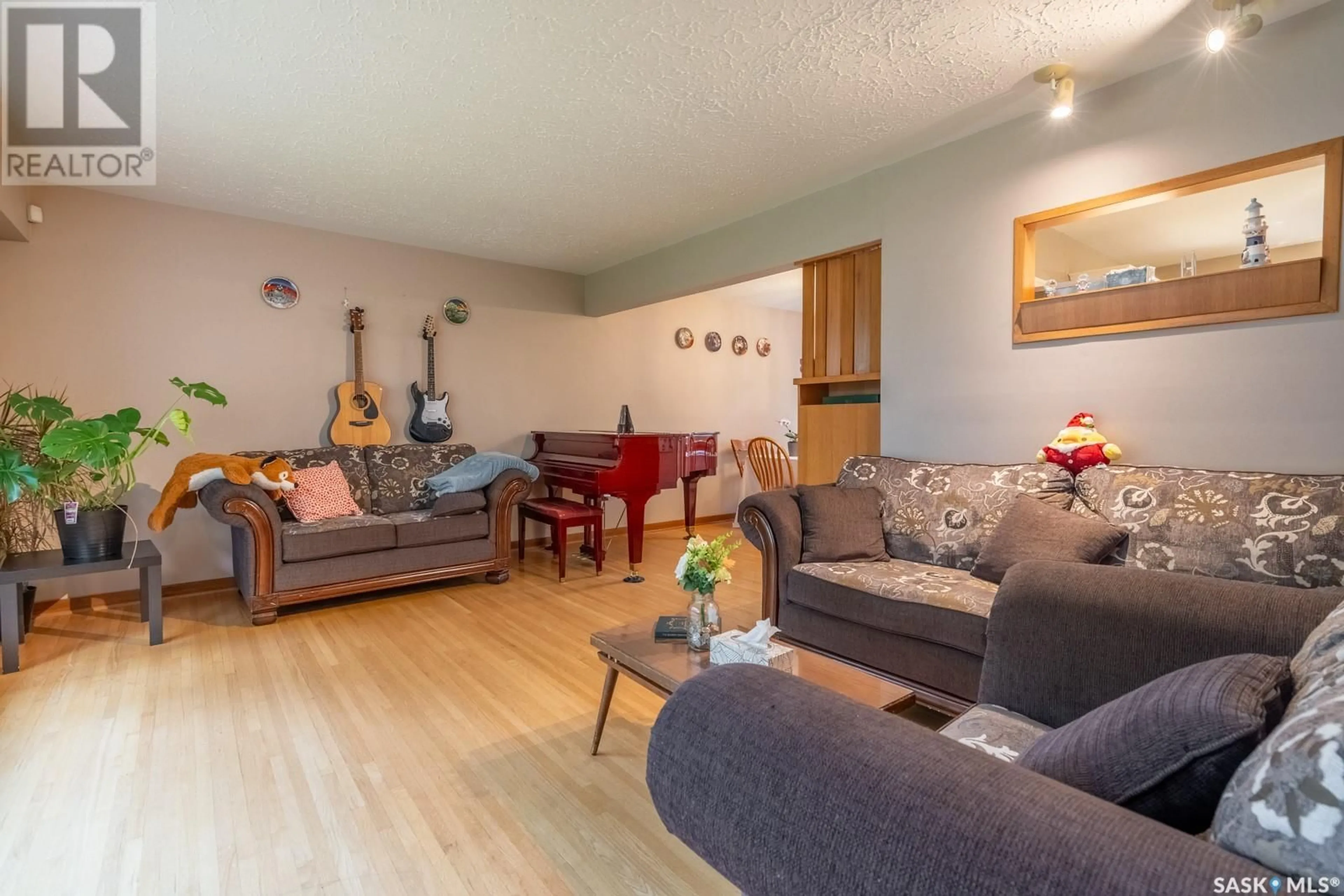 Living room with furniture, wood/laminate floor for 20 DUNNING CRESCENT, Regina Saskatchewan S4S3W1