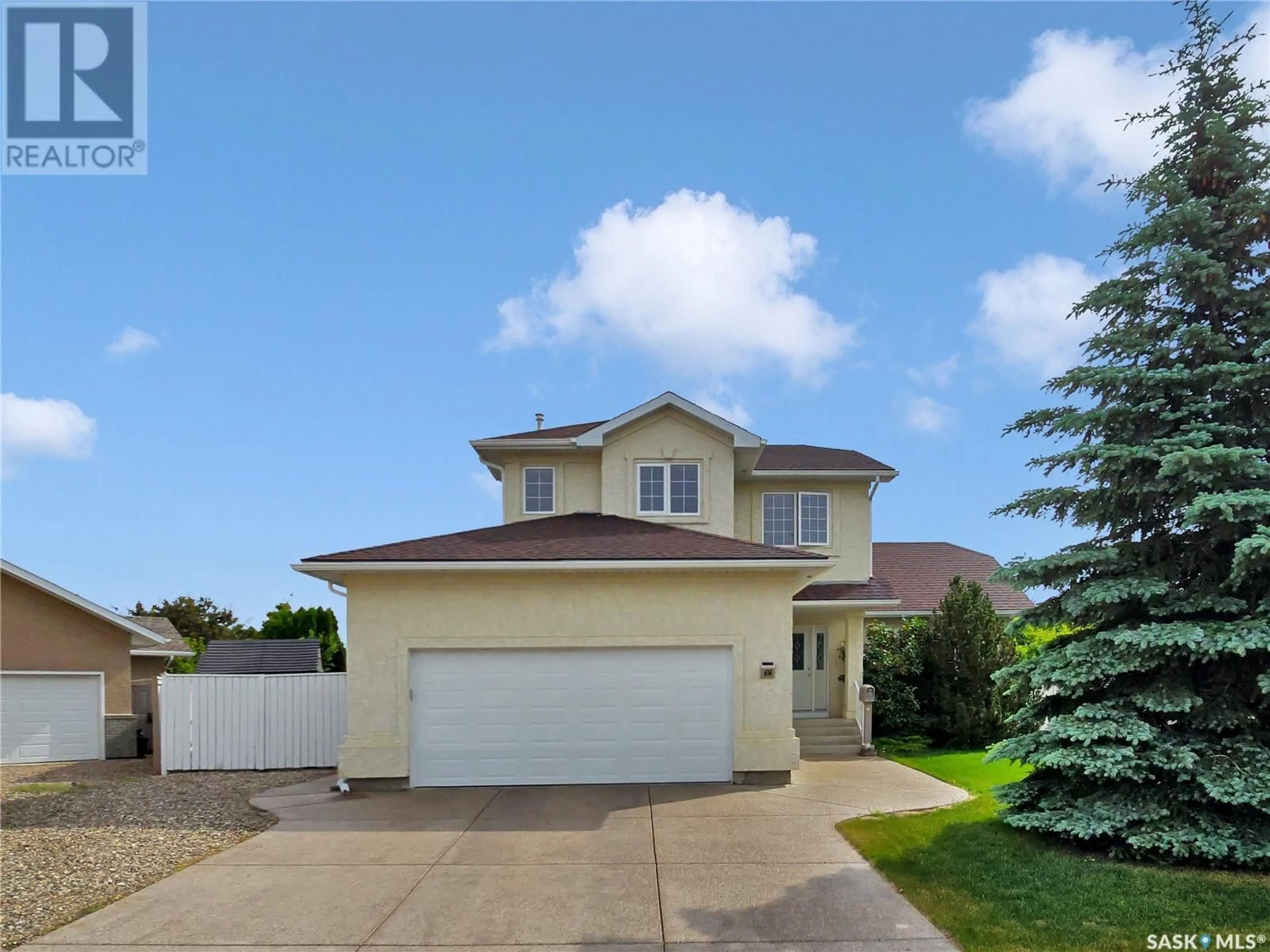 Home with vinyl exterior material, street for 614 BEECHMONT COURT, Saskatoon Saskatchewan S7V1C9