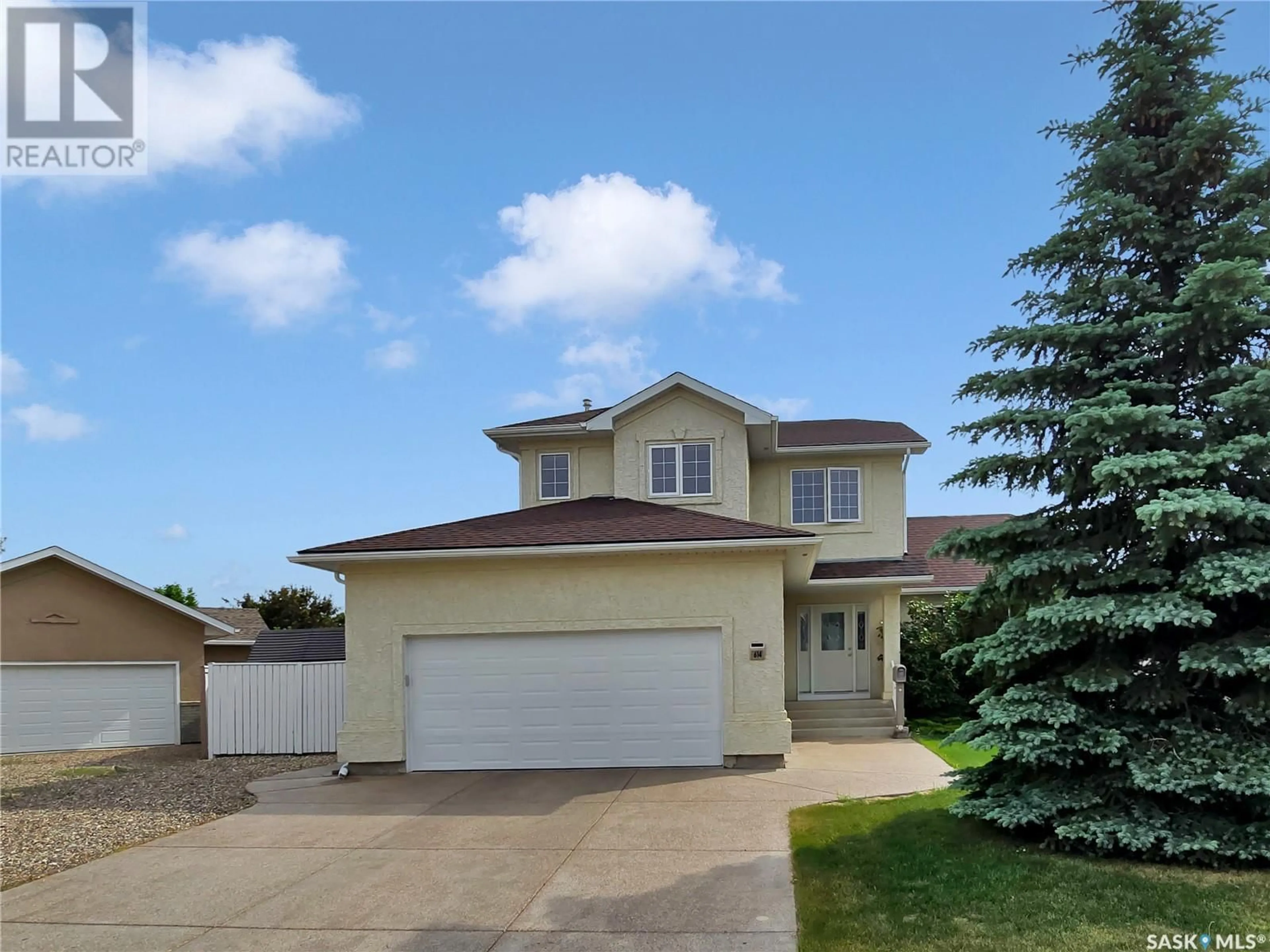 Home with vinyl exterior material, street for 614 BEECHMONT COURT, Saskatoon Saskatchewan S7V1C9