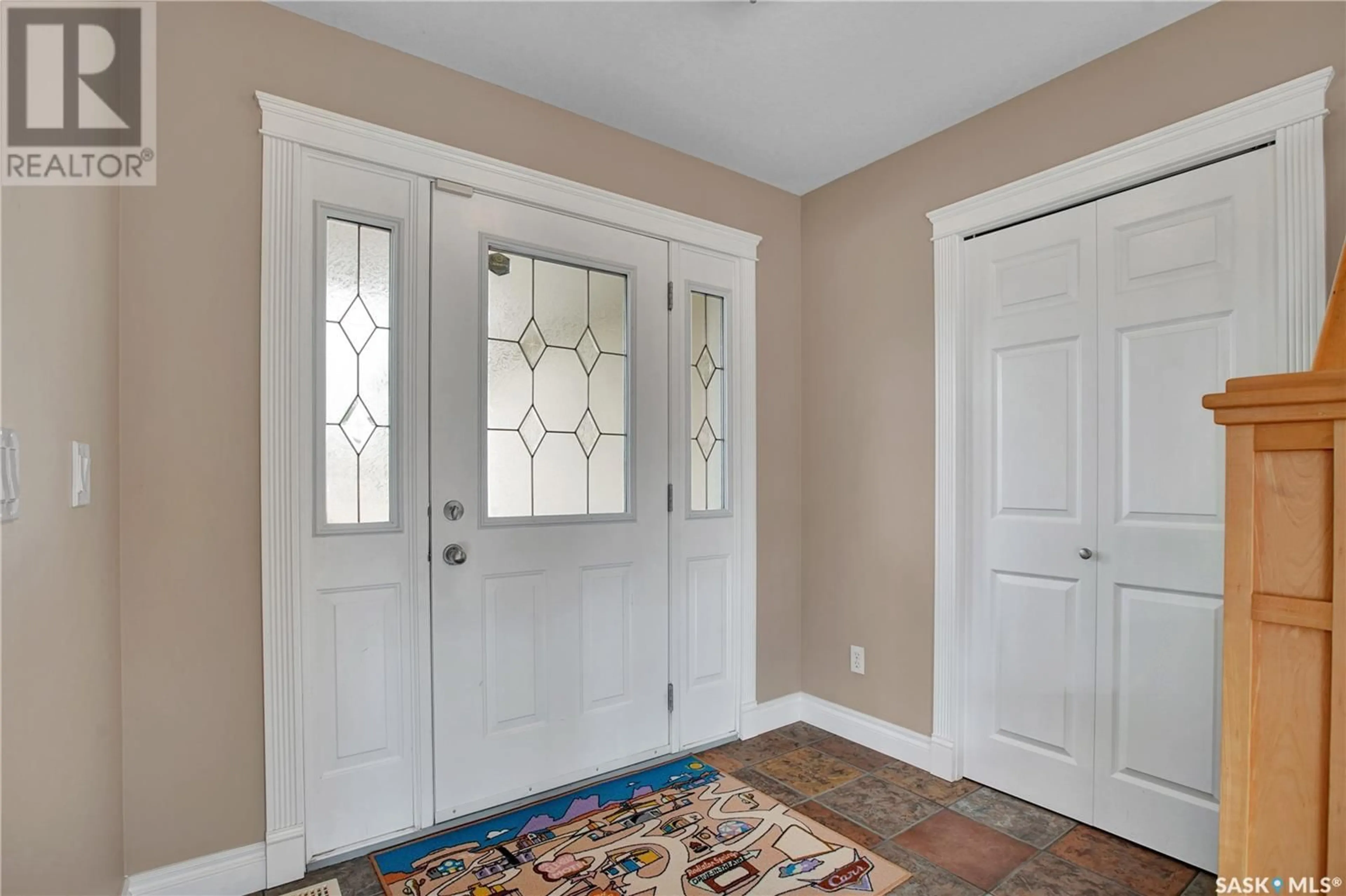 Indoor entryway for 614 BEECHMONT COURT, Saskatoon Saskatchewan S7V1C9